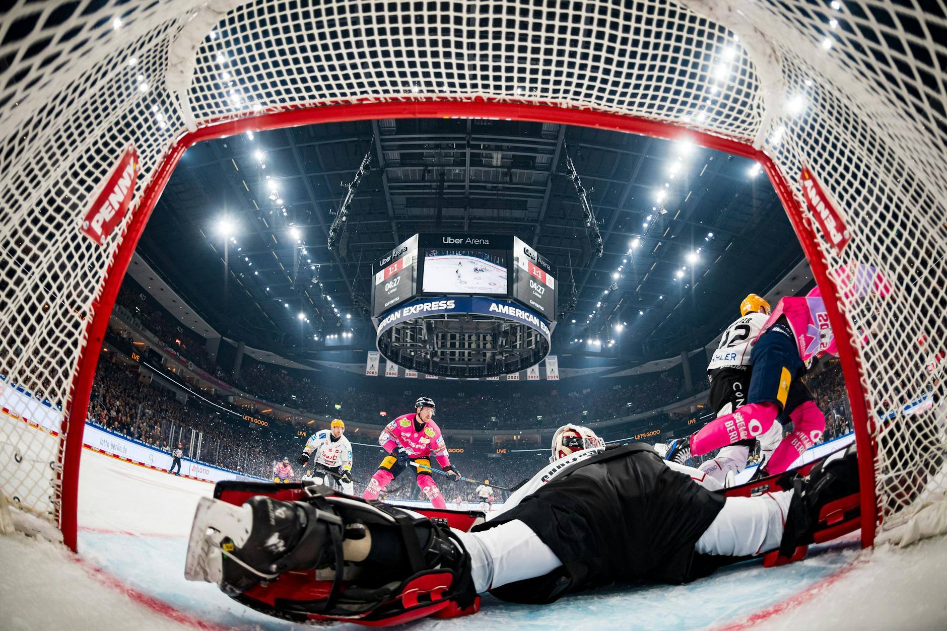 Eisbär Marcel Noebels taucht vor dem Tor der Pinguine auf.