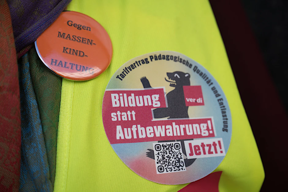 „Gegen Massenkindhaltung“ und „Bildung statt Aufbewahrung“ steht auf der Weste einer pädagogischen Fachkraft vor der Berufungsverhandlung am Landesarbeitsgericht Berlin über einen unbefristeten Streik, zu dem die Gewerkschaften Verdi und GEW die Beschäftigten in den gut 280 kommunalen Kitas aufgerufen hatten.&nbsp;