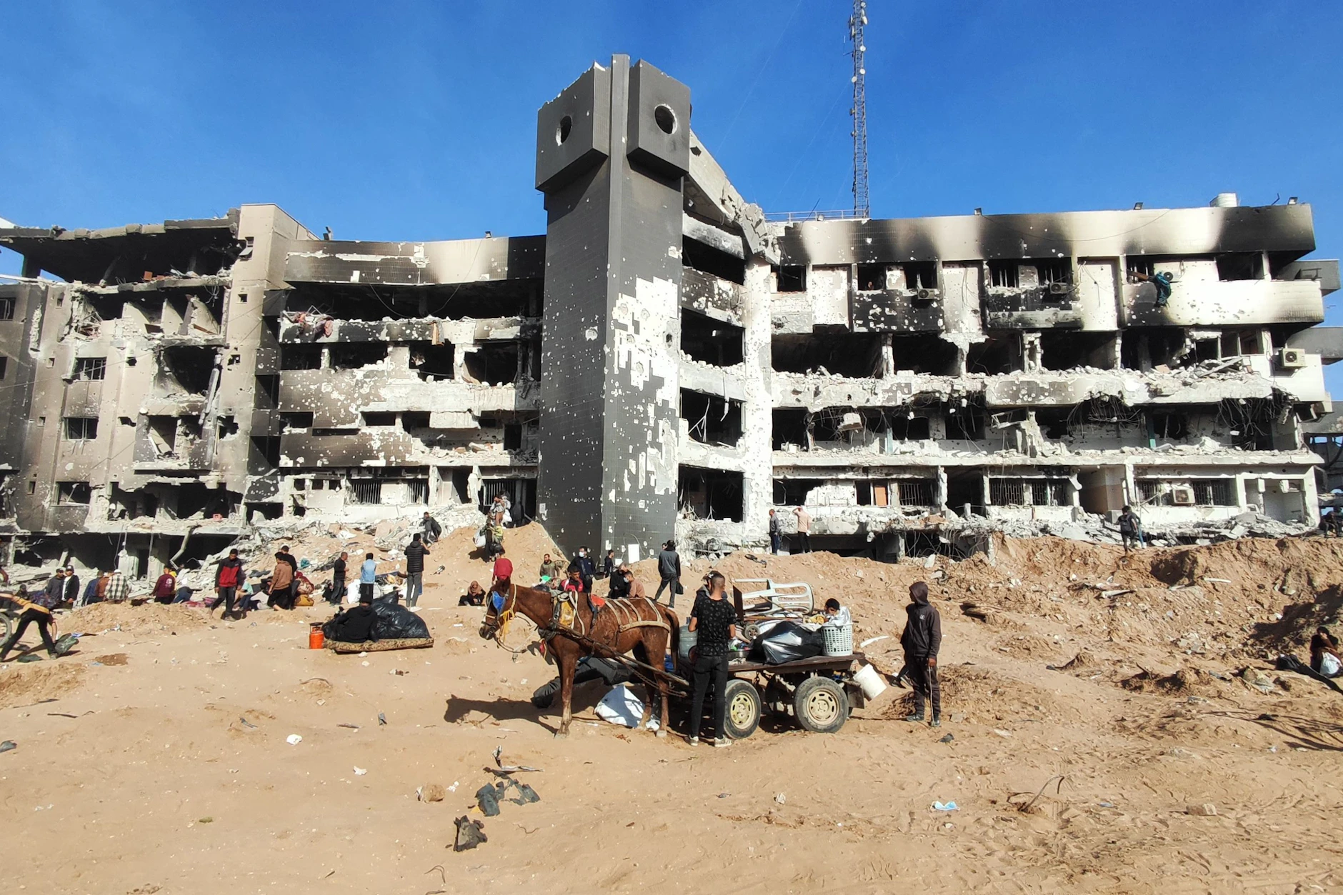 Menschen stehen vor dem Schifa-Krankenhaus im Gazastreifen, das bei einem israelischen Raketenangriff zerstört wurde.