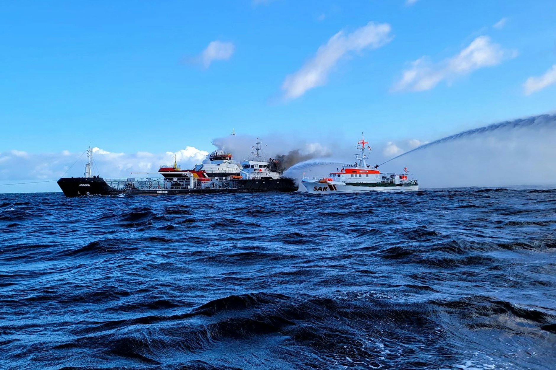 er Seenotrettungskreuzer Arkona der DGzRS bekämpft den Brand des Küstentankschiff „Annika“ in der Ostsee. Das 73 Meter lange Schiff befinde sich in der Mecklenburger Bucht zwischen Kühlungsborn und Warnemünde, teilte das Havariekommando mit.