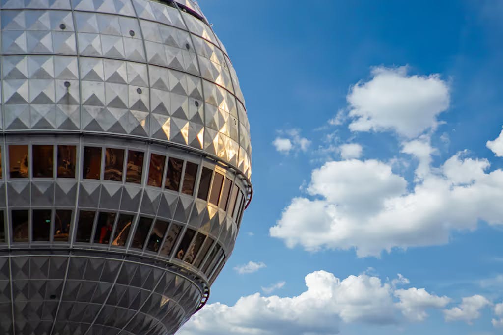 Mit seinen 368 Metern Höhe sieht man den Berliner Fernsehturm nahezu aus der gesamten Stadt. Unsere Redakteurin liebt den Blick auf den Turm – den Blick aus dem Turm heraus hat sie noch nie gewagt.