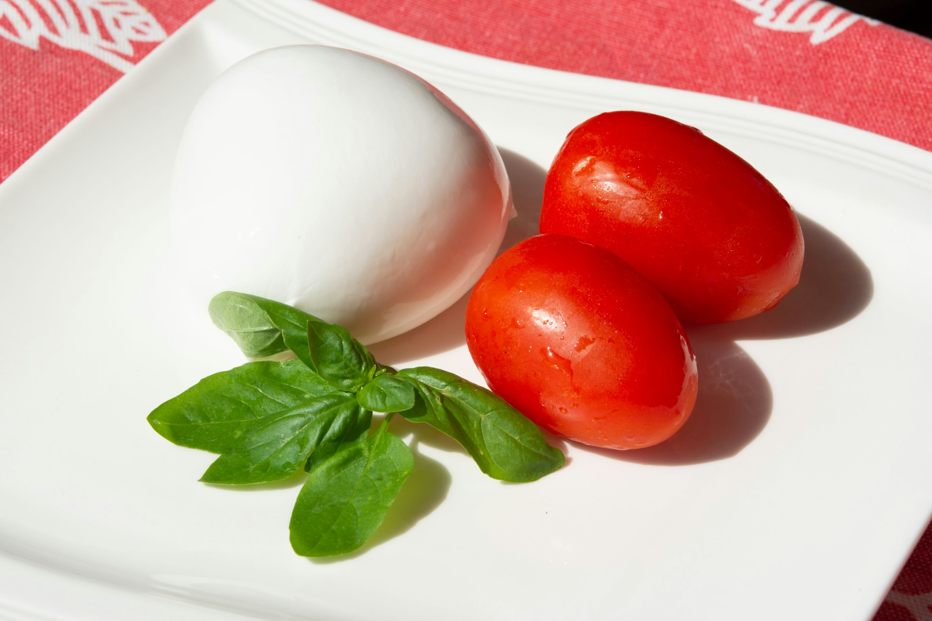 Insalata Caprese, die Kombination aus Tomaten, Mozzarella und Basilikum, ist ein echter italienischer Klassiker.