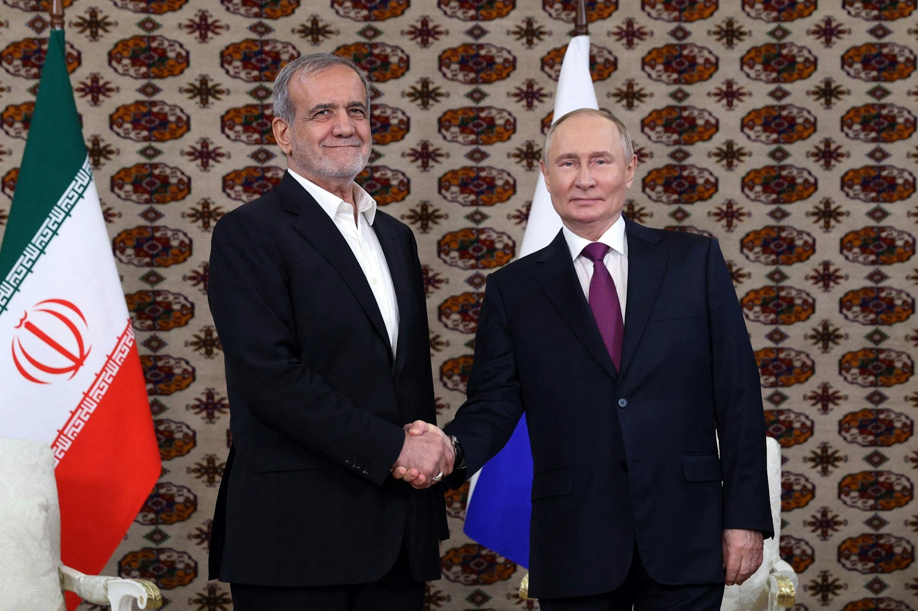 Der iranische Präsident Massud Peseschkian und der russische Staatschef Wladimir Putin in Turkmenistan.