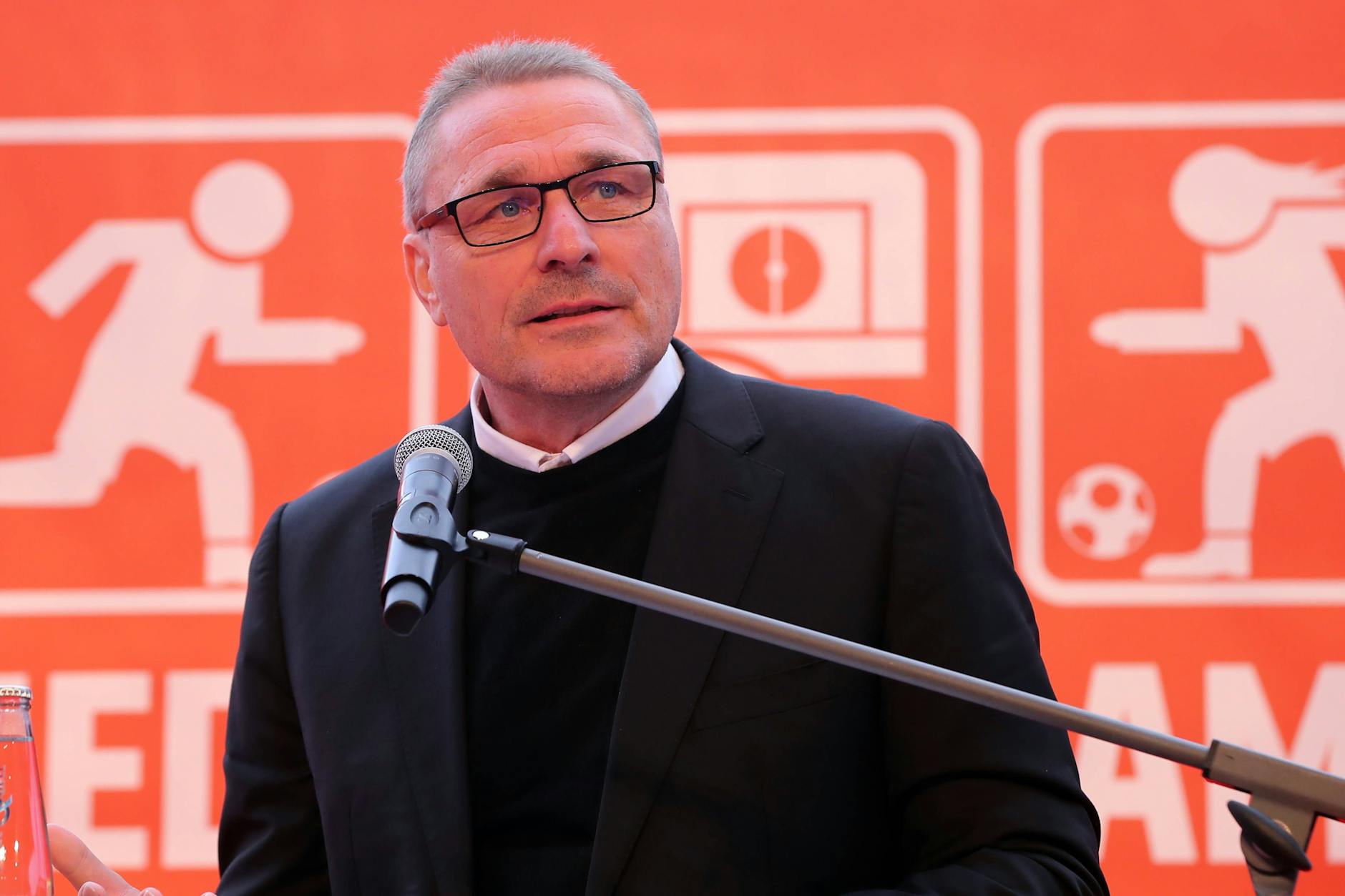 Finanz-Boss Oskar Kosche (57) spielte einst für den 1. FC Union. Den Berliner bringen die immer weiter steigenden Millionensummen nicht um den Schlaf. 
