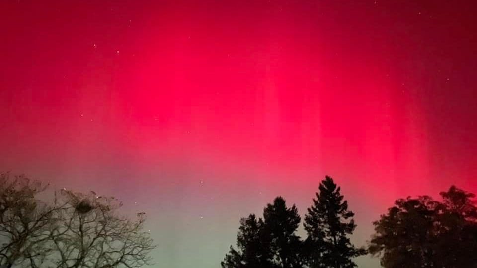 KURIER-Leserin Stephanie Ehmke schickte dieses beeindruckende Foto der Nordlichter über Berlin. Danke!