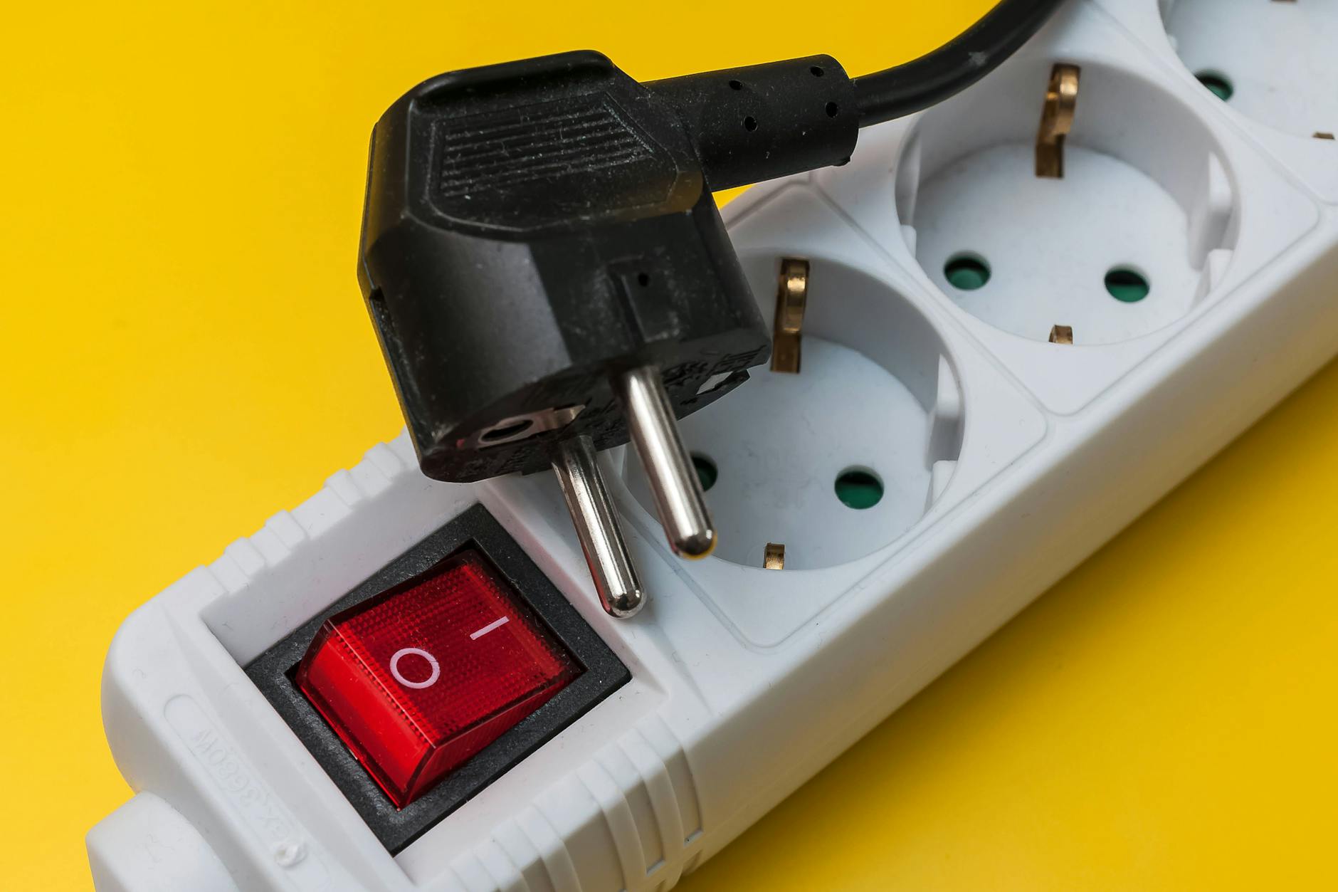 Nutzen Sie an einem Ort mehrere Geräte, verwenden Sie eine abschaltbare Steckdosenleiste. Vorteil: Der leuchtende Schalter erinnert daran, dass Strom verbraucht wird, und mit einmal Schalter umlegen werden gleich alle Geräte abgeschaltet.