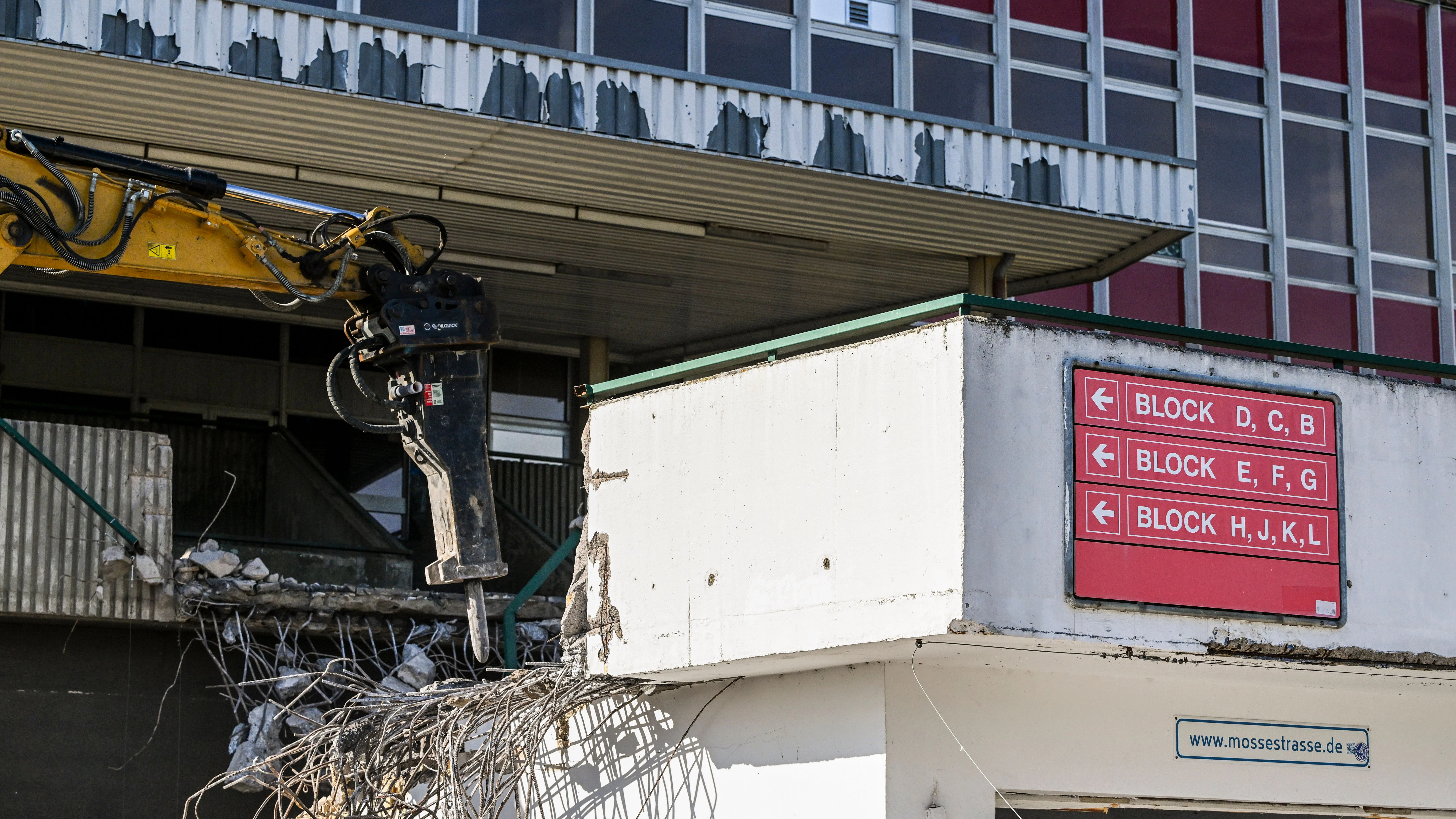 Ein Bagger hat mit dem Abriss des Stadions am Friedrich-Ludwig-Jahn-Sportpark begonnen.