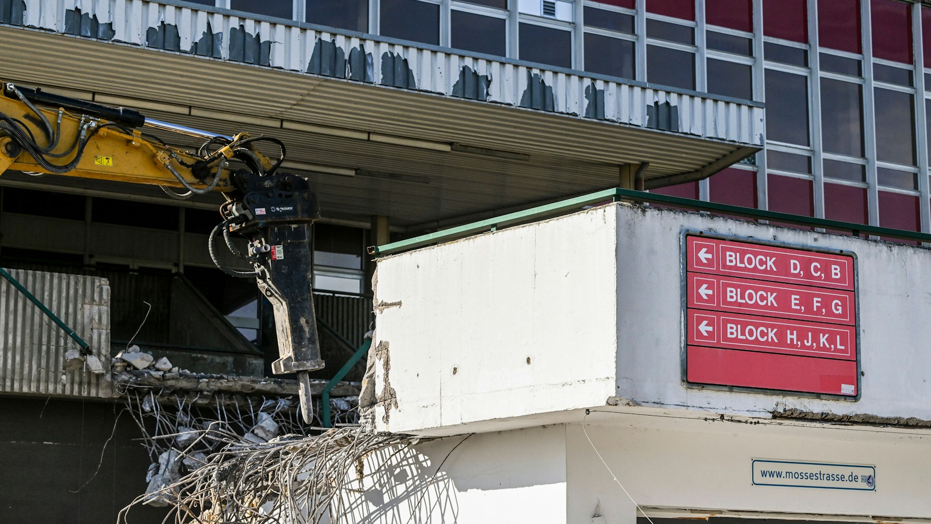 Ein Bagger hat mit dem Abriss des Stadions am Friedrich-Ludwig-Jahn-Sportpark begonnen.