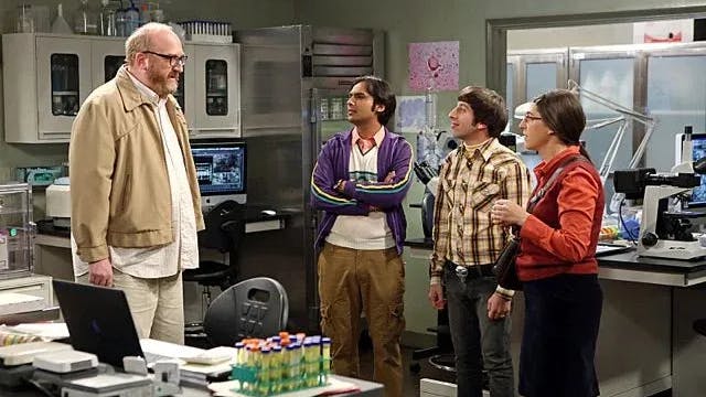 Bert Kibbler (Brian Posehn), Raj (Kunal Nayyar), Howard (Simon Helberg) und Amy (Mayim Bialik) in einer Szene von „The Big Bang Theory“