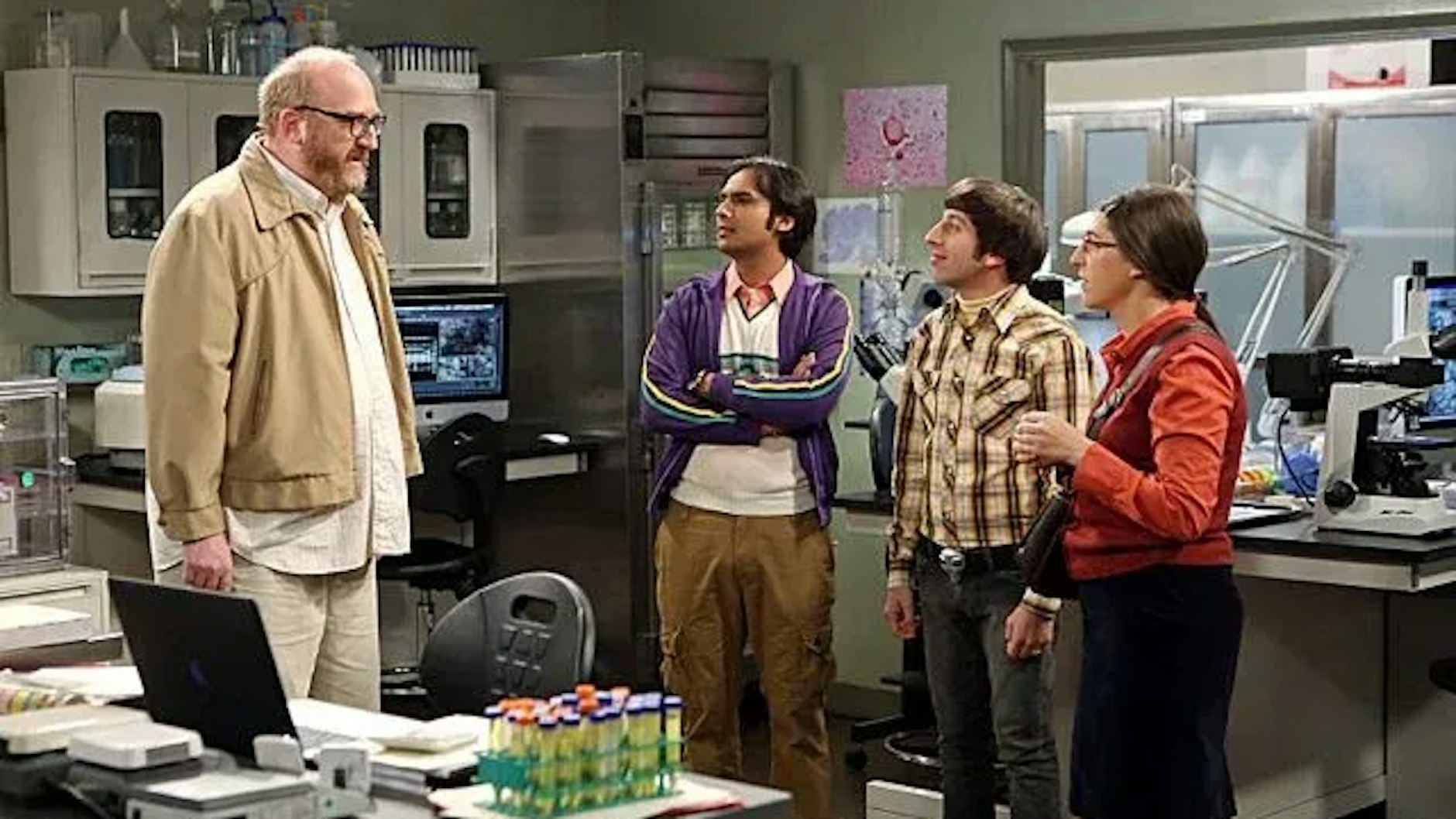 Bert Kibbler (Brian Posehn), Raj (Kunal Nayyar), Howard (Simon Helberg) und Amy (Mayim Bialik) in einer Szene von „The Big Bang Theory“