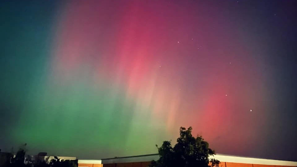 KURIER-Leserin Jasmin Ha schickte uns über Facebook dieses tolle Foto der Nordlichter über Berlin. Vielen Dank!