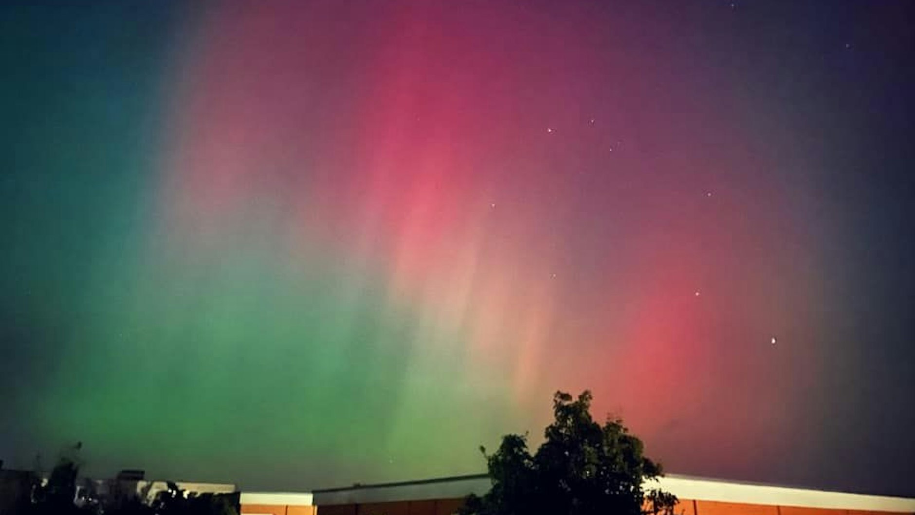 KURIER-Leserin Jasmin Ha schickte uns über Facebook dieses tolle Foto der Nordlichter über Berlin. Vielen Dank!