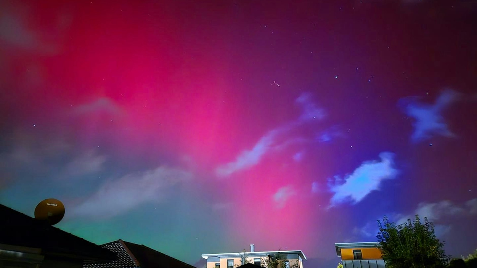 Dieses tolle Foto vom Nordlichter-Himmel über Frankfurt (Oder) schickte uns KURIER-Leserin Andrea Neumann.