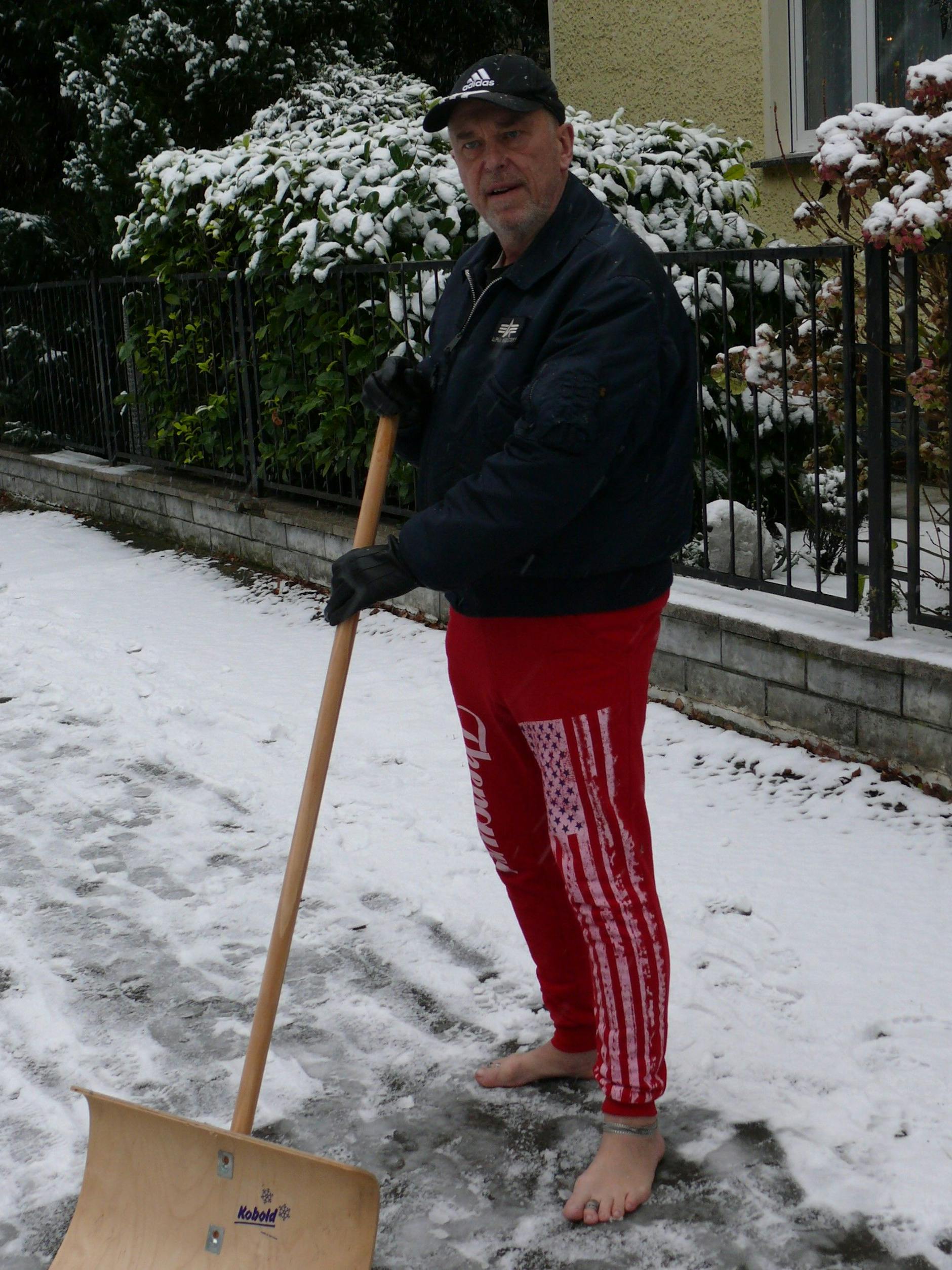 Der Beweis: Herbert barfuß bei Schnee und Eis.