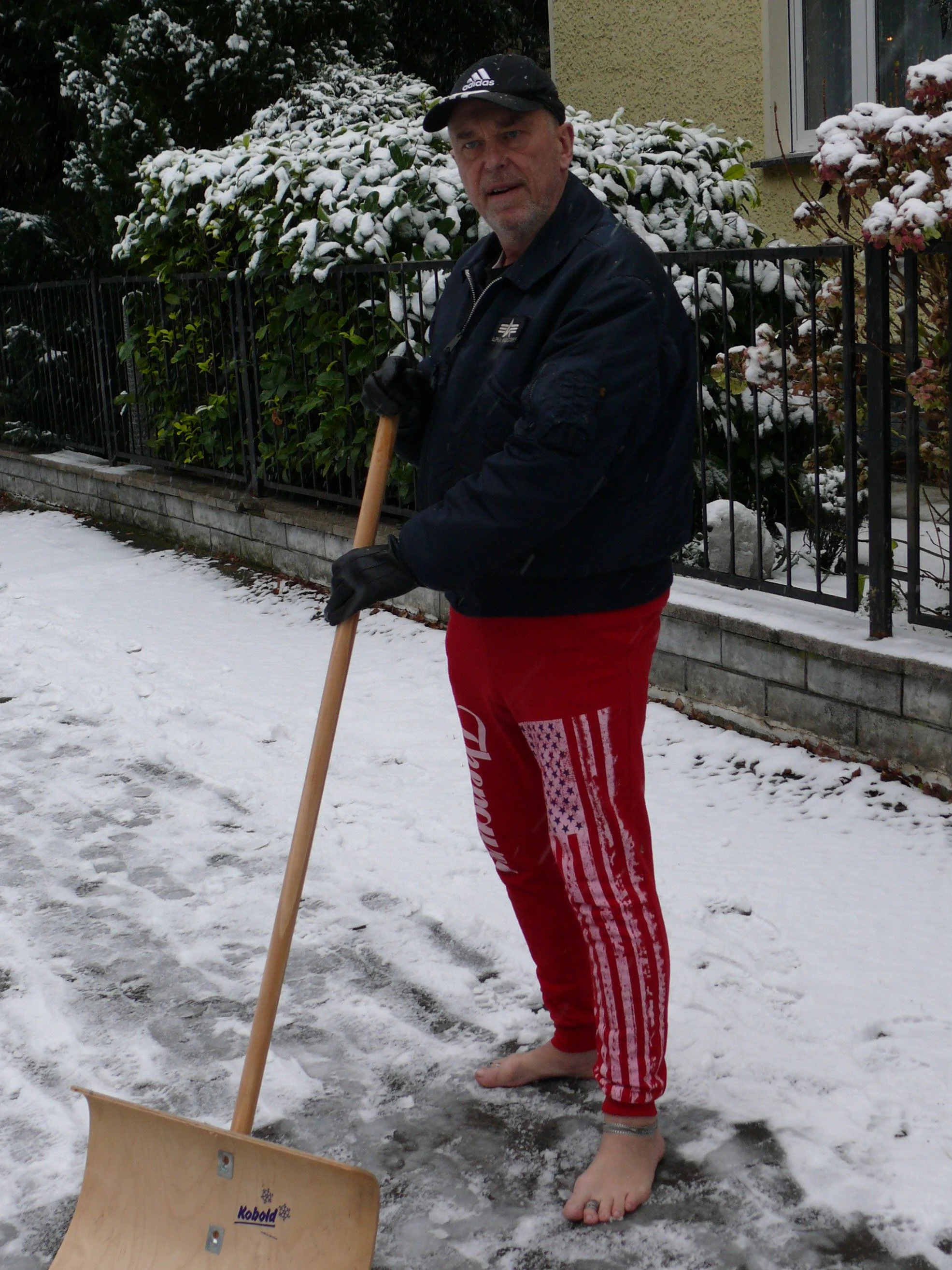 Der Beweis: Herbert barfuß bei Schnee und Eis.