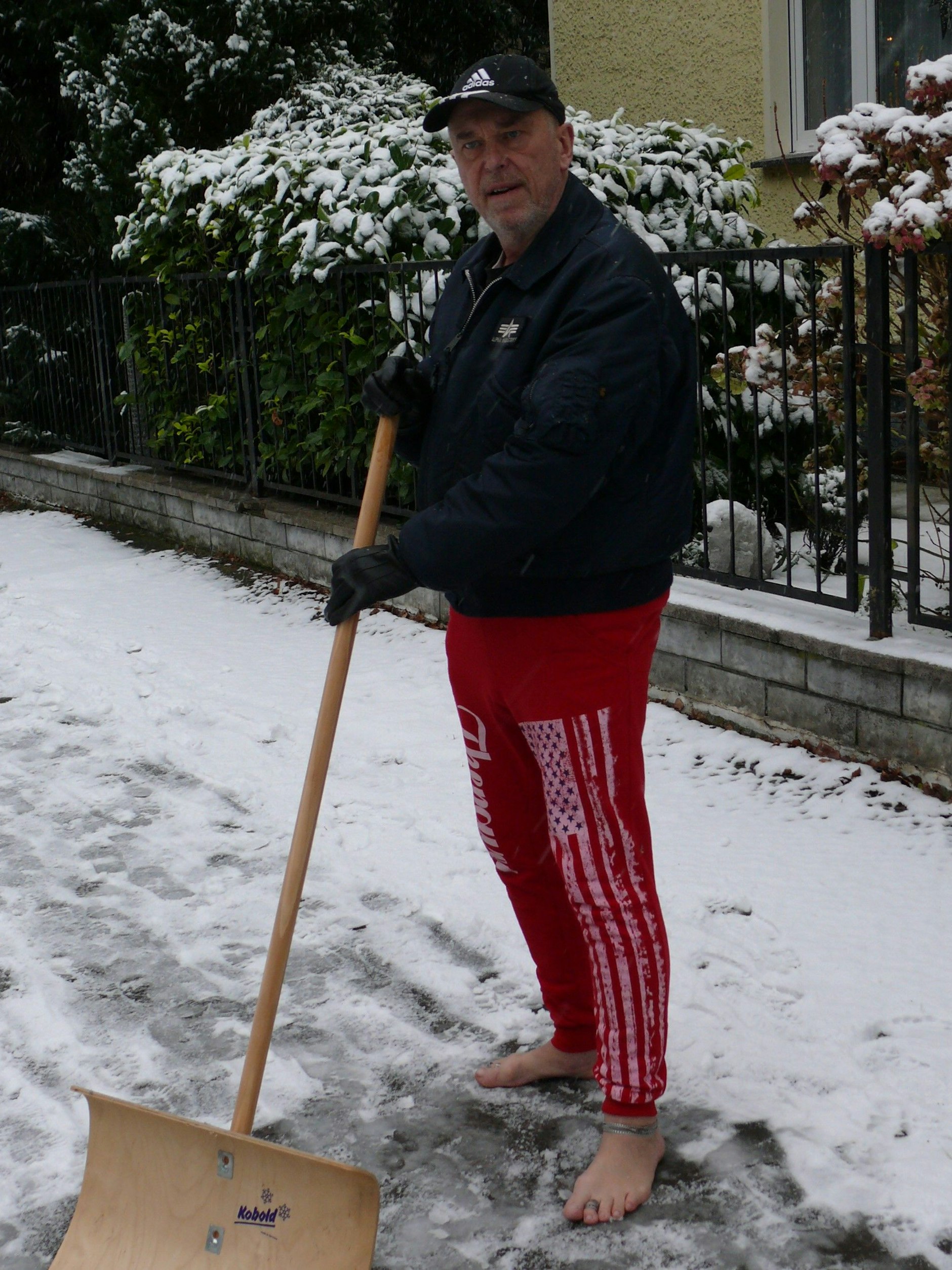 Der Beweis: Herbert barfuß bei Schnee und Eis.