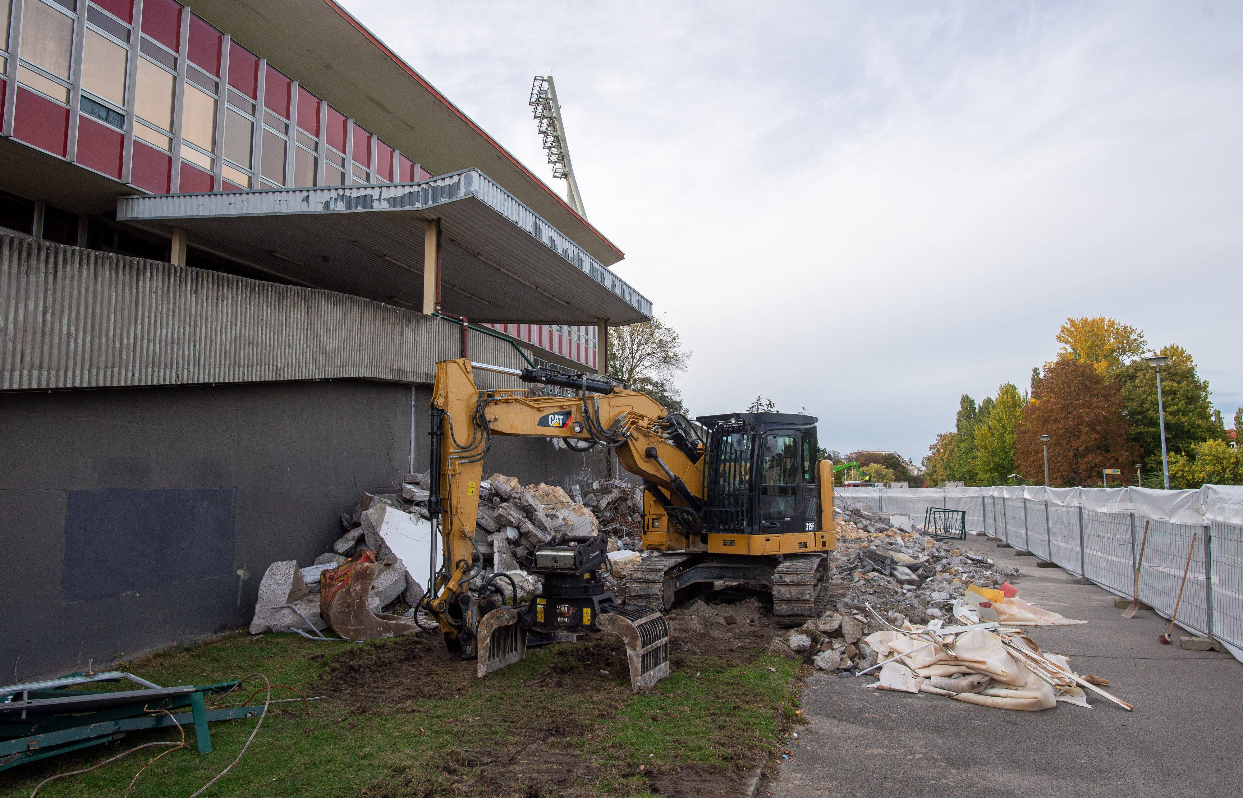 Jahnsportpark Berlin: Abriss darf vorerst weitergehen