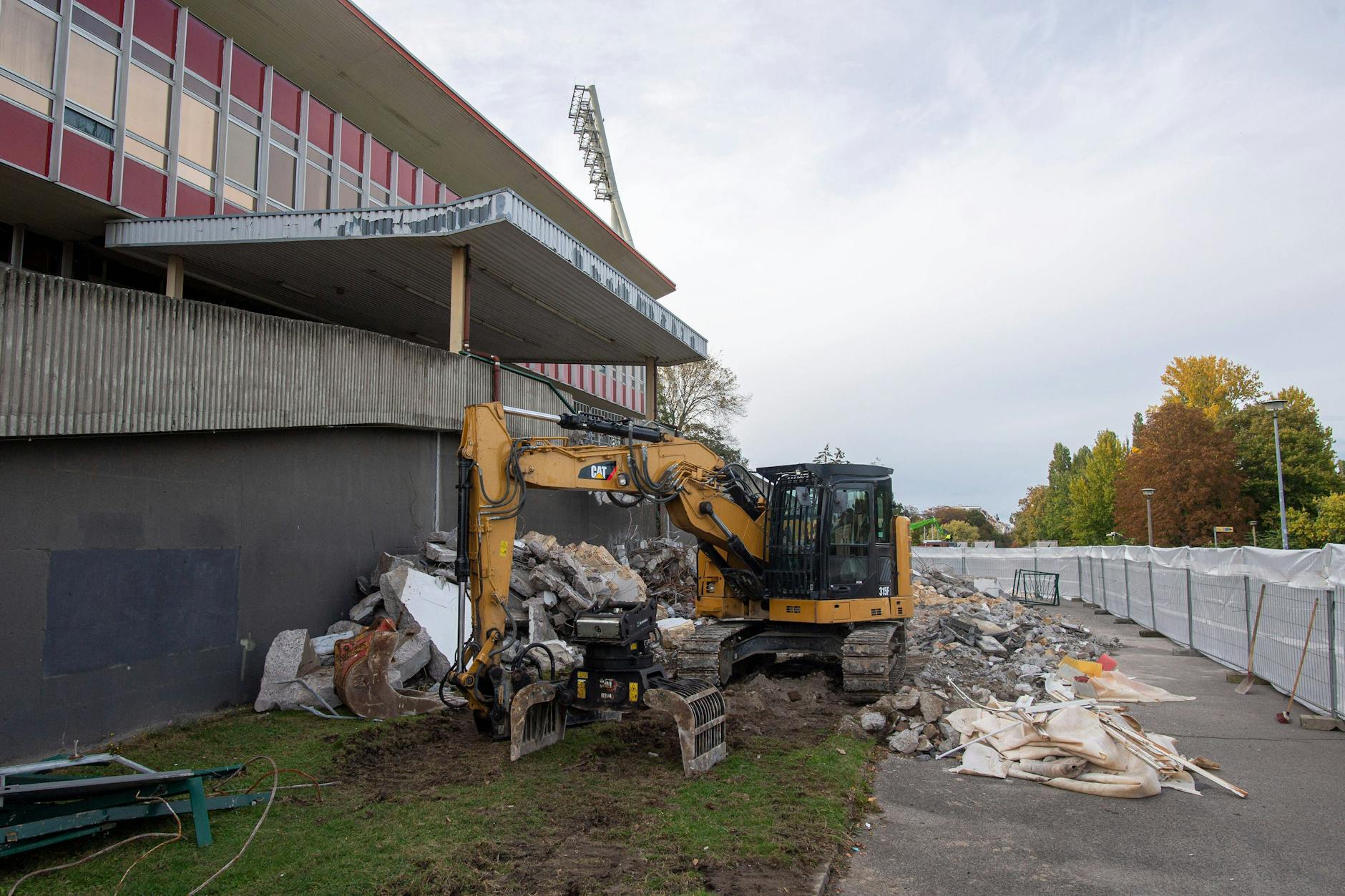 Die Abrissarbeiten am Jahnsportpark laufen seit einigen Tagen. 