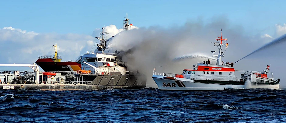 er Seenotrettungskreuzer Arkona der DGzRS bekämpft den Brand des Küstentankschiff „Annika“ in der Ostsee. Das 73 Meter lange Schiff befinde sich in der Mecklenburger Bucht zwischen Kühlungsborn und Warnemünde, teilte das Havariekommando mit.