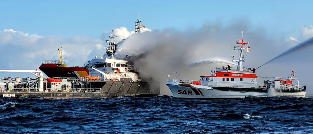 Öltanker brennt vor Kühlungsborn auf der Ostsee