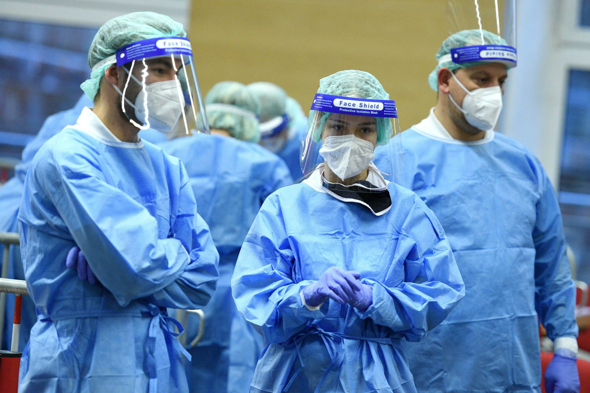 Mitarbeiter eines Testzentrums. Durch einen offiziellen Test wurde eine Infektion festgestellt. Wie die daraus resultierende Immunität eingeschätzt wurde, veränderte sich jedoch im Verlauf der Pandemie.