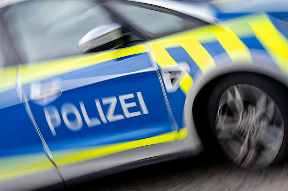 Polizeieinsatz in Berlin-Lichtenberg: Am Roedeliusplatz wurde ein 14-Jähriger bei einer Auseinandersetzung schwer verletzt. Die Ermittlungen laufen. (Symbolfoto) 