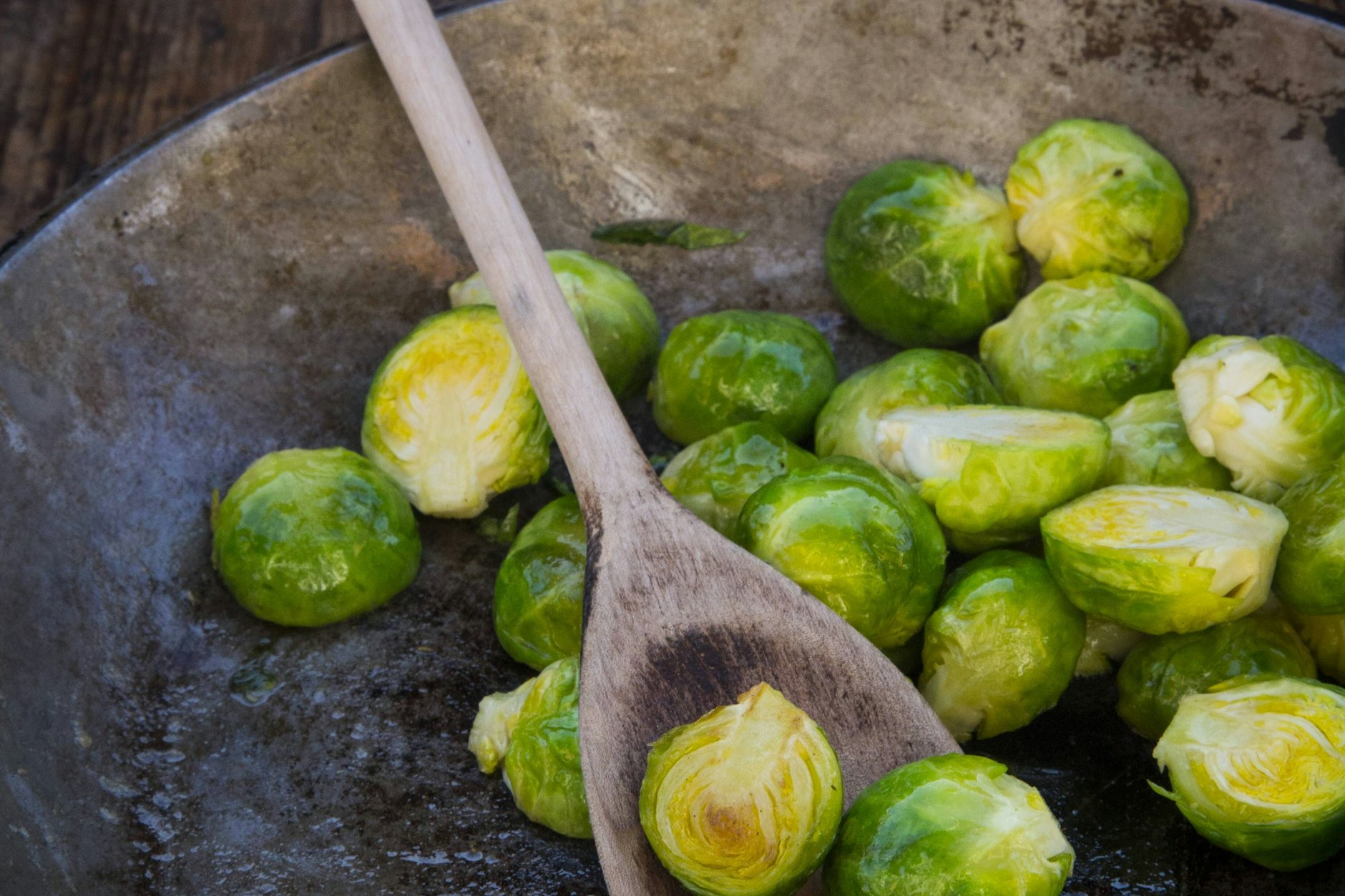 Rezept für knusprigen, süßen und herzhaften Rosenkohl mit Ahornsirup und Haselnüssen.