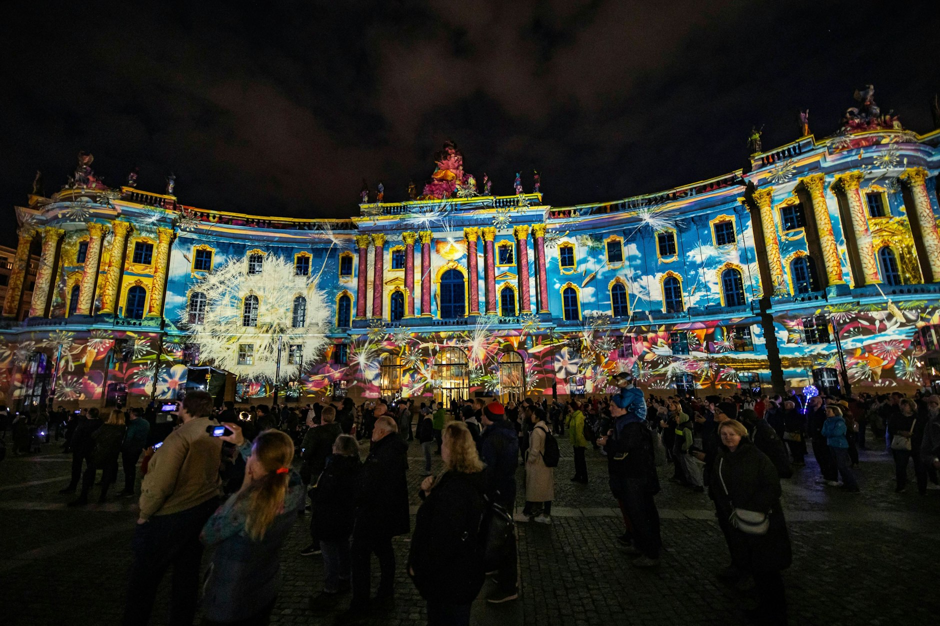 Die Alte Bibliothek am Bebelplatz erstrahlt in buntem Licht.