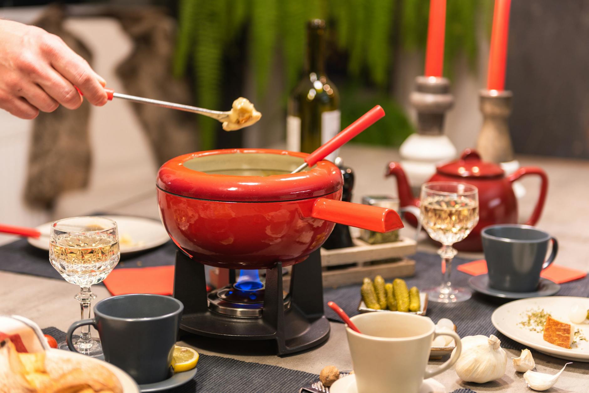 Genießen Sie ein Stück DDR-Küche mit diesem herzhaften Zwiebel-Fondue! Einfach zubereitet, mit Käse, Zwiebeln und Brot – ideal für gemütliche Abende.