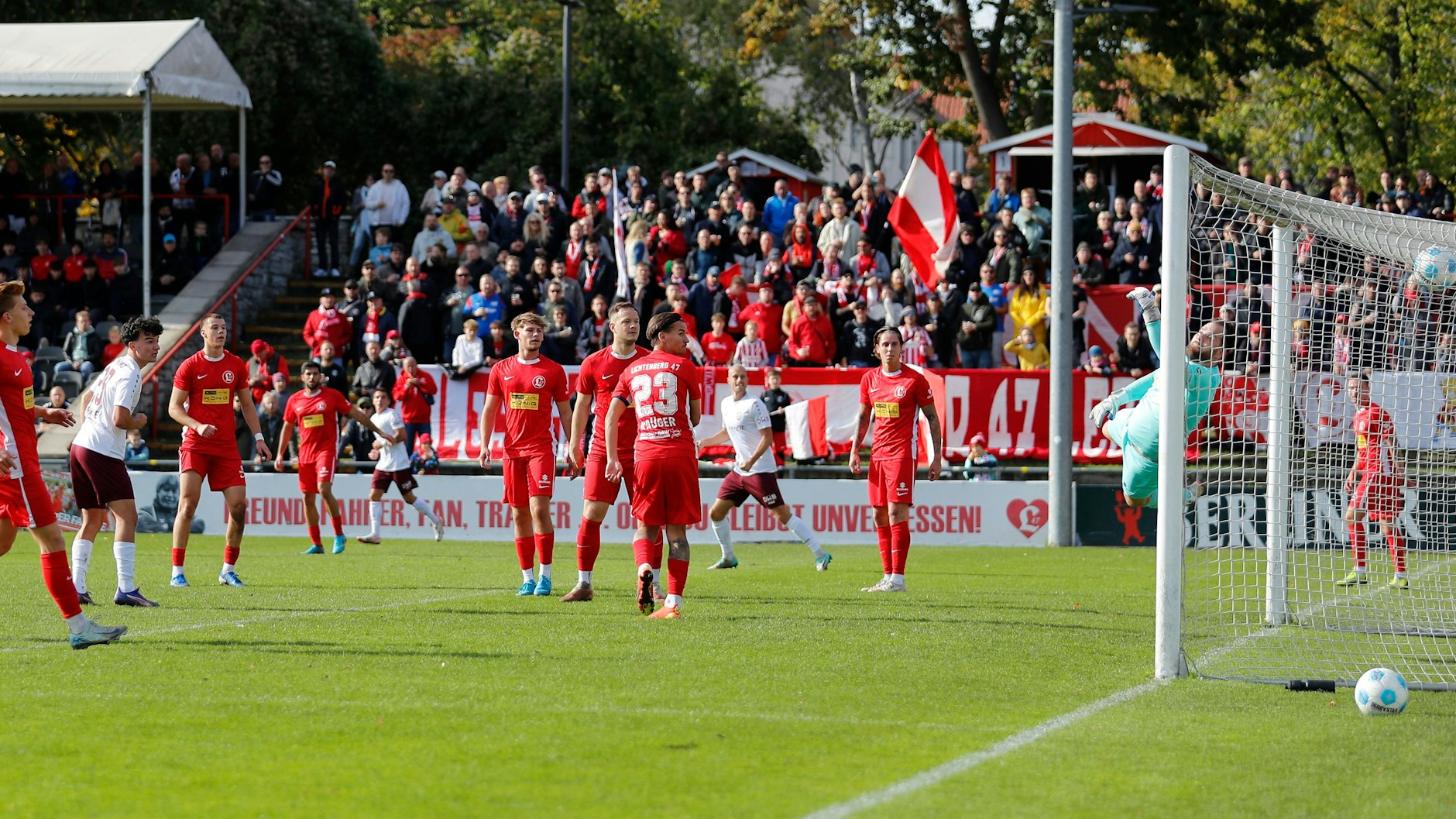 Der Dosenöffner! Henry Crosthwaite (l.) trifft zum 1:0 für den BFC Dynamo bei Lichtenberg 47, der Ball schlägt oben im Netz ein.