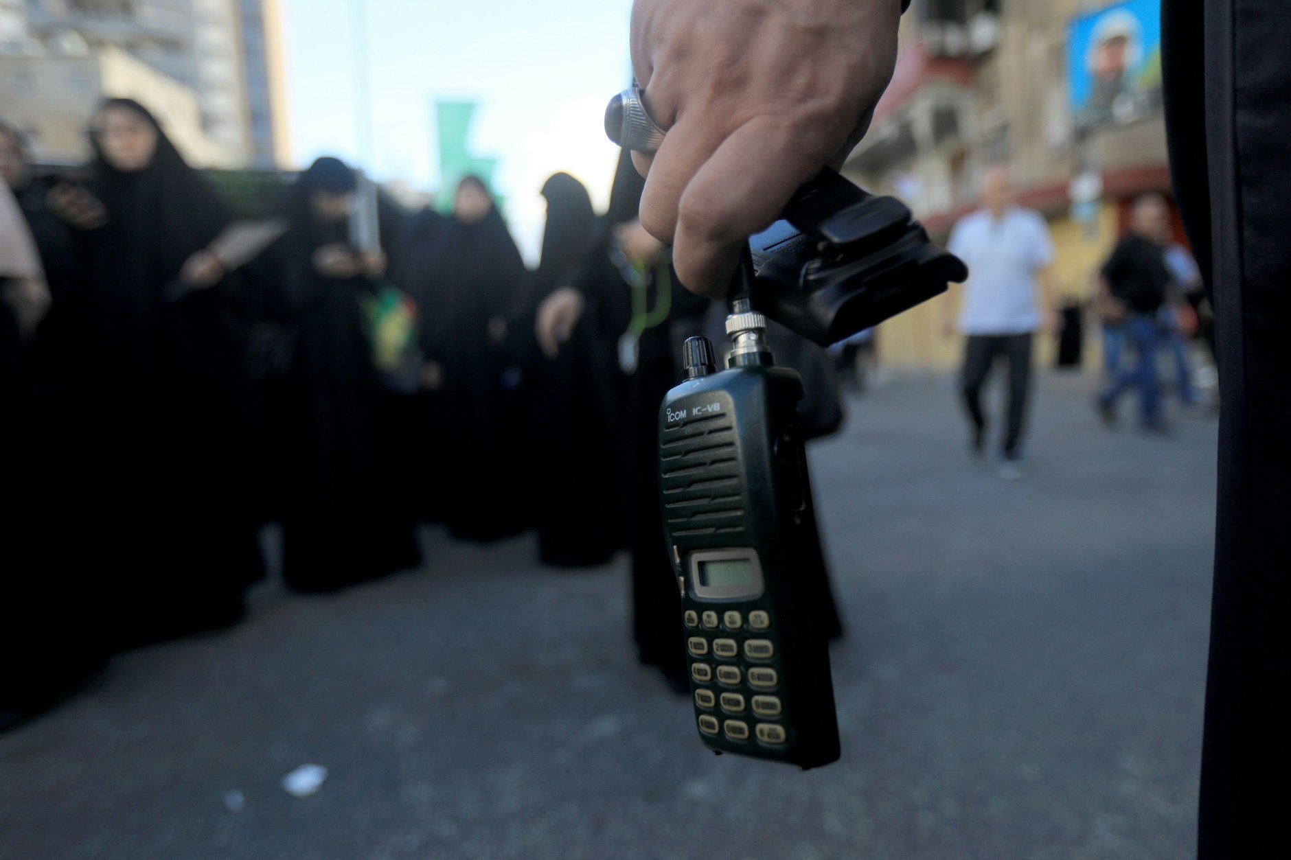 Ein Hisbollah-Mitglied hält einen Pager in der Hand, aus dem der Akku entfernt wurde.&nbsp;