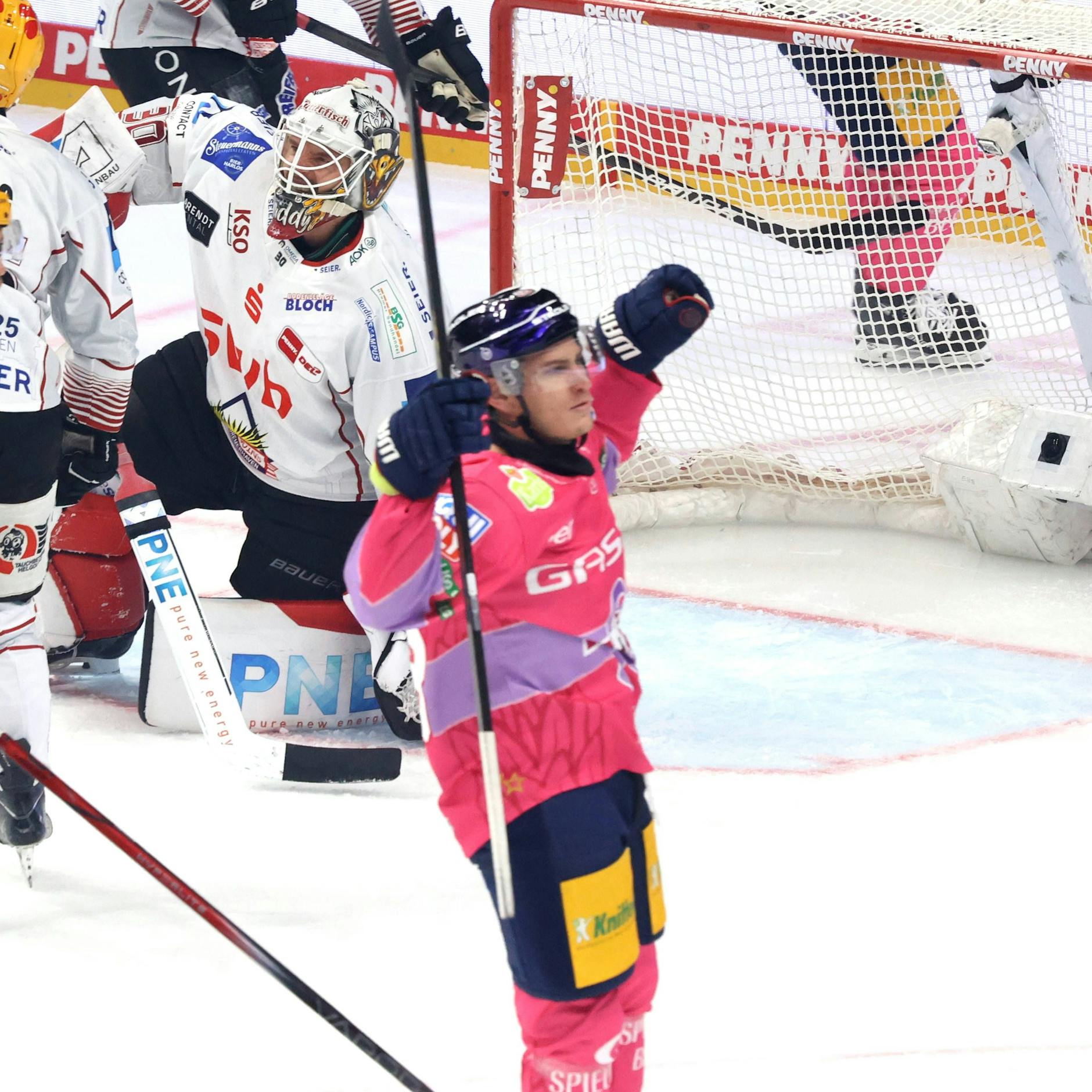 Eisbär Leo Pföderl bejubelt sein 1:0 gegen Bremerhaven, er hat bisher in jedem Spiel gepunktet.