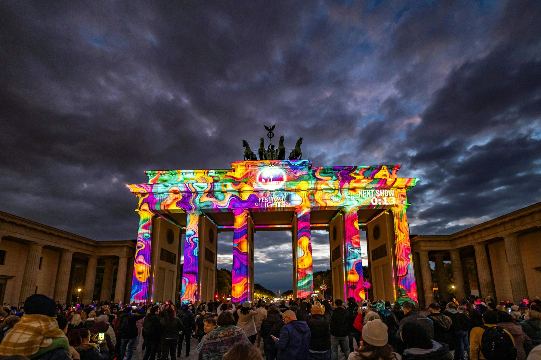 At the Brandenburger Tor there are fun Künstler aus vier Ländern 3D-Videomapping-Shows.