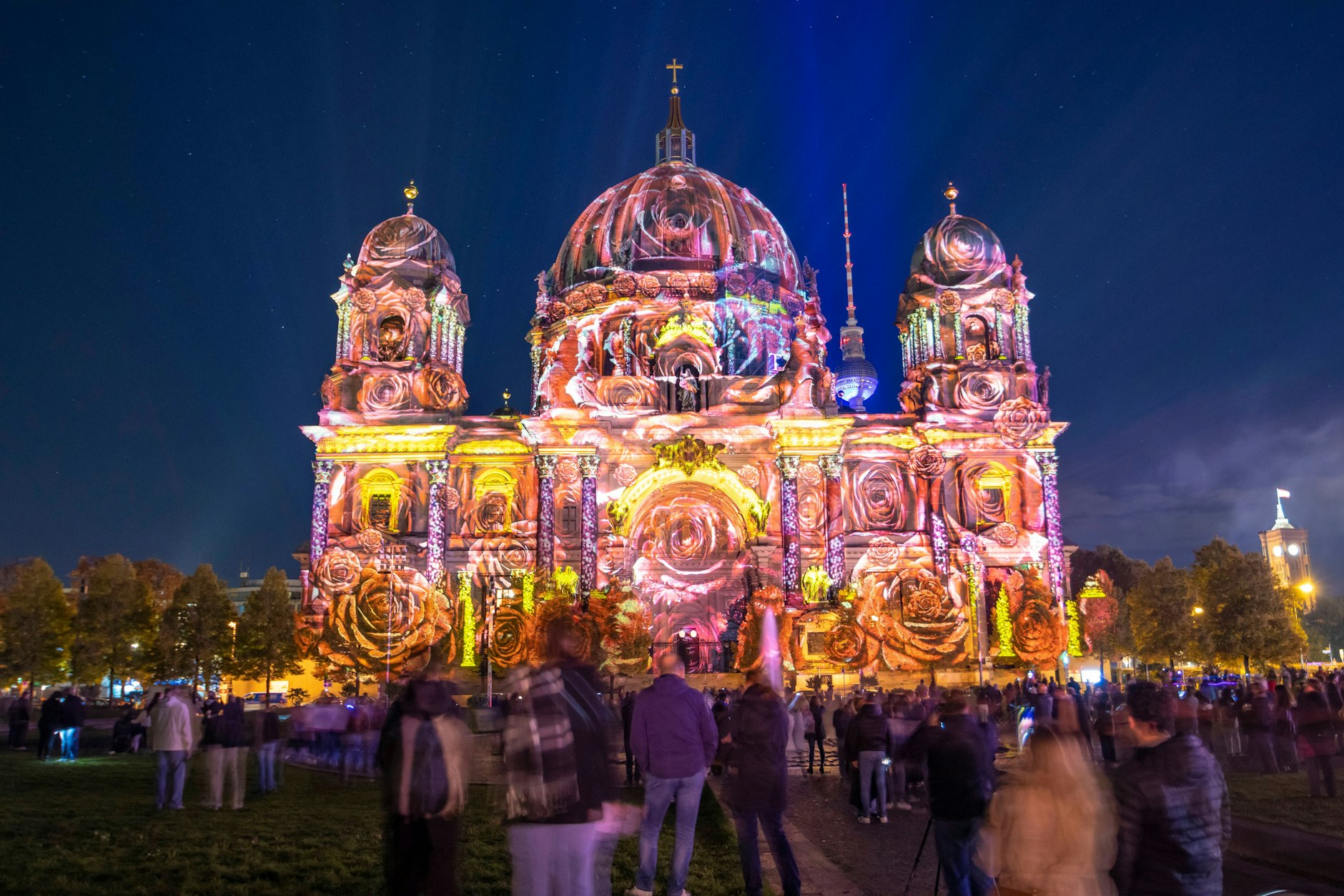 Rosen prangen am Berliner Dom: Das Festival of Lights läuft noch bis Sonntag.