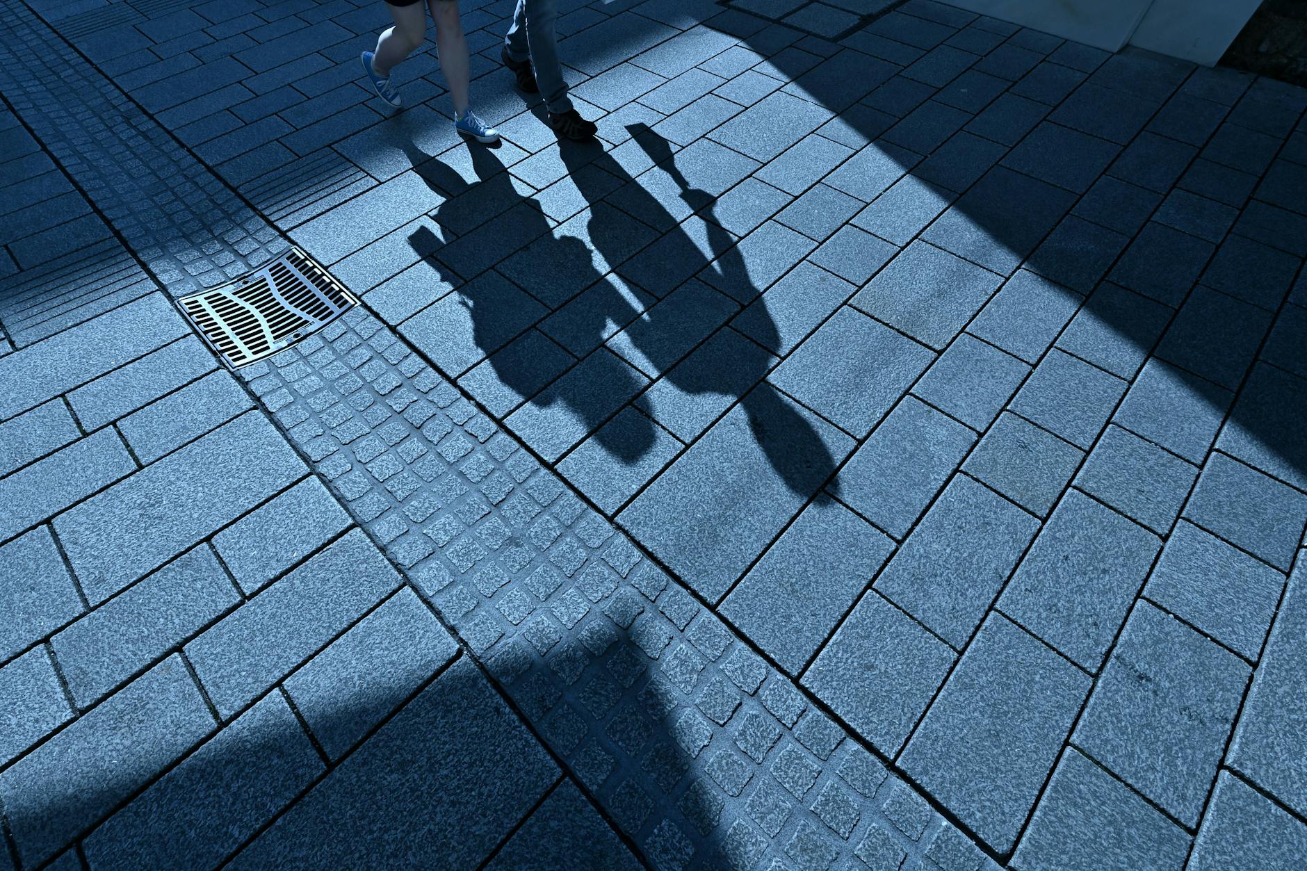 „Ein Leben zählt nichts – als Frau im arabischen Clan“ heißt das Buch einer Frau, die nach eigenen Angaben aus einer kriminellen Großfamilie ausstieg. Nun wurde sie in Berlin Opfer einer Gewalttat. (Symbolfoto)