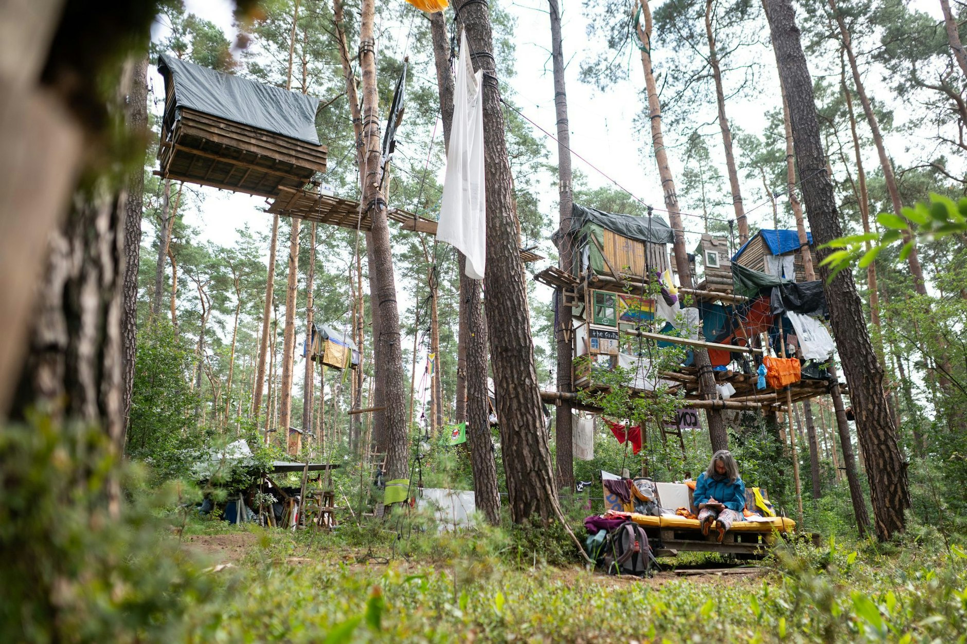 Protestcamp an der Tesla-Fabrik. Seit Ende Februar halten die Aktivisten ein Teilstück des Waldes an der Fabrik des E-Autobauers besetzt.
