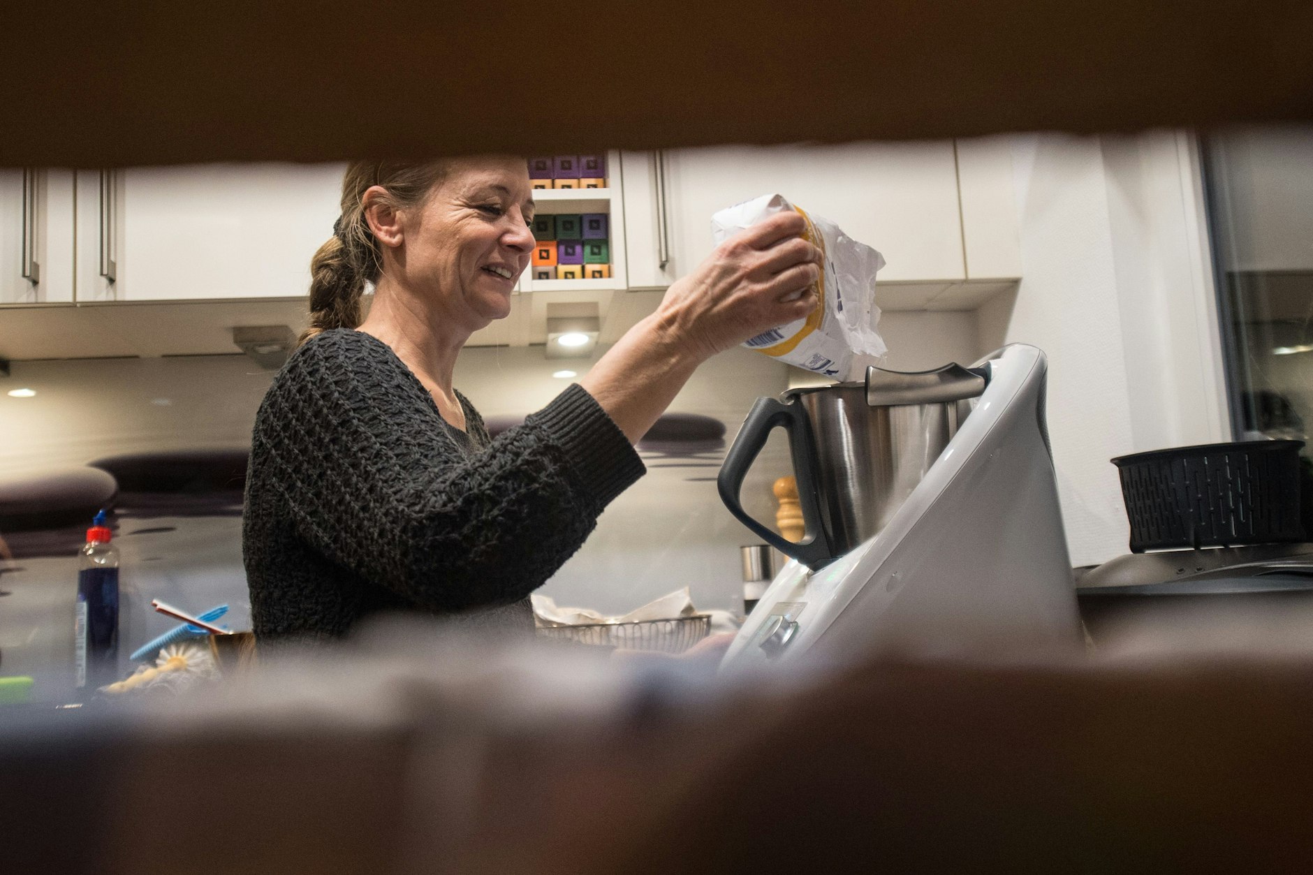 Der Thermomix kann mixen, kochen, zerkleinern und kneten. Damit lassen sich Suppen, Soßen, Teige, Smoothies und Desserts leicht zubereiten – hier ein Rezept für rustikales Brot! 