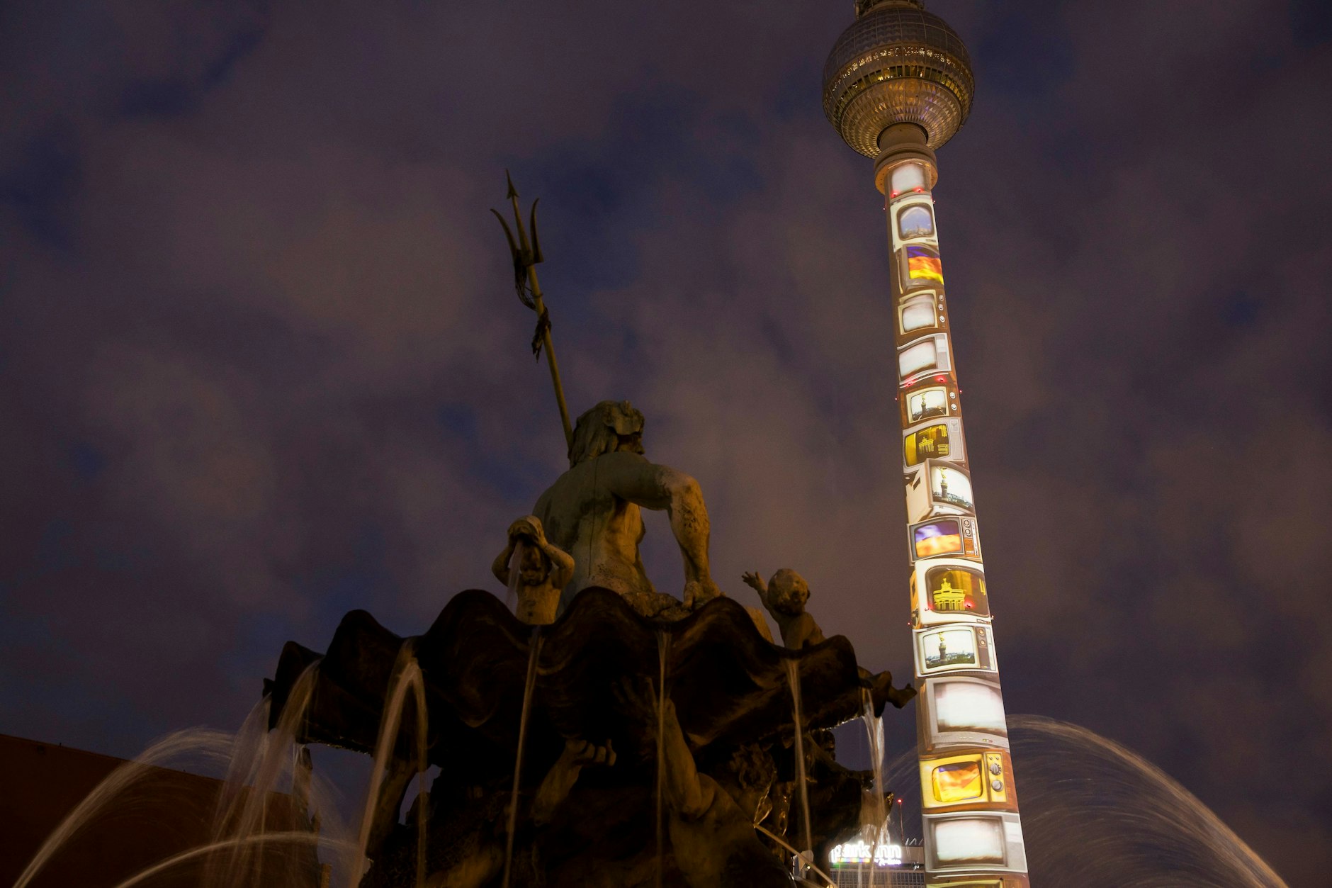 Bunt leuchtet auch der Fernsehturm am Alex: Hier werden Fernseher projiziert.