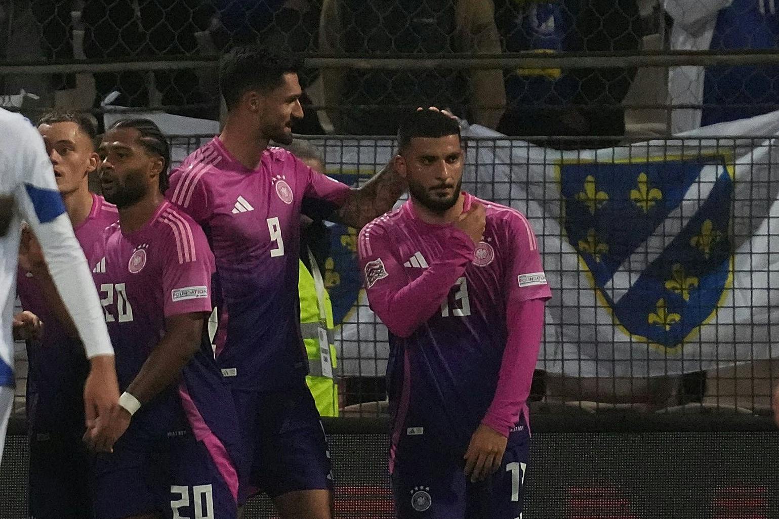 Wisch und weg! Deutschlands Doppeltorschütze Deniz Undav (r.) mit Krümel-Wischer-Jubel bei seinen zwei Toren in Bosnien.