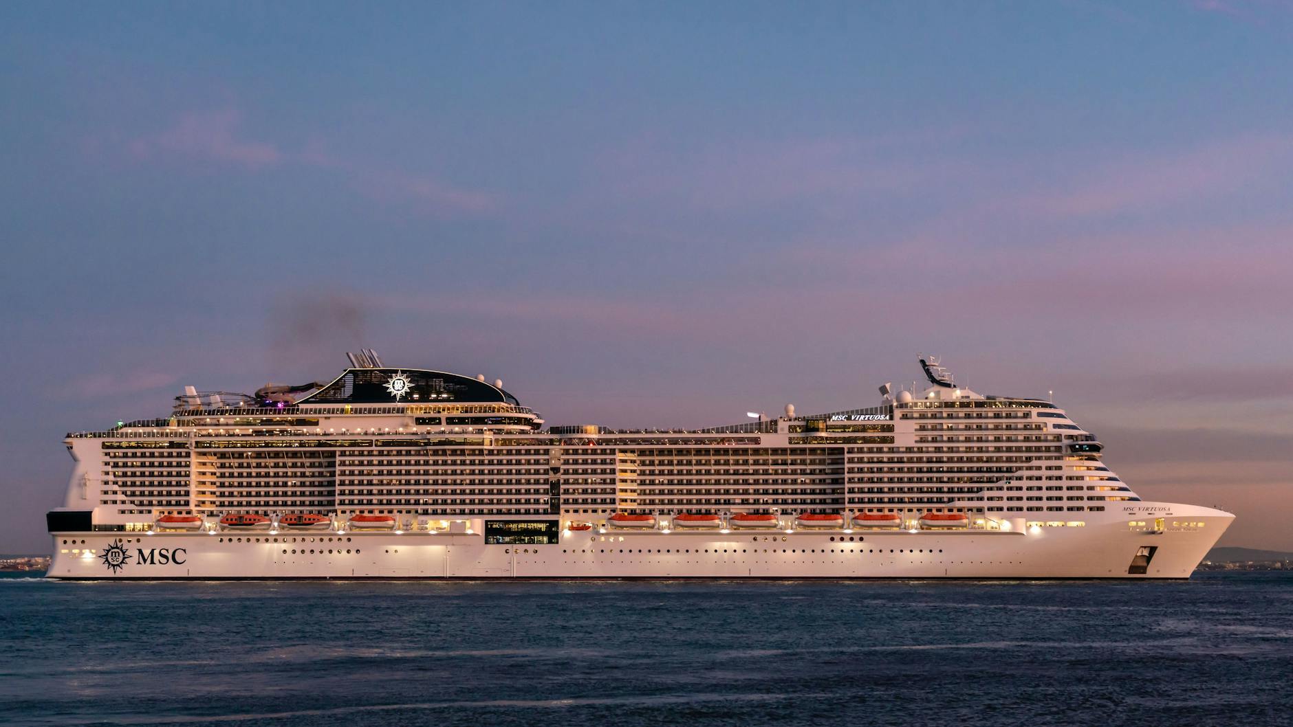Das Kreuzfahrtschiff MSC Virtuosa im Jahr 2022, wie es aus dem Hafen von Lissabon ausläuft.
