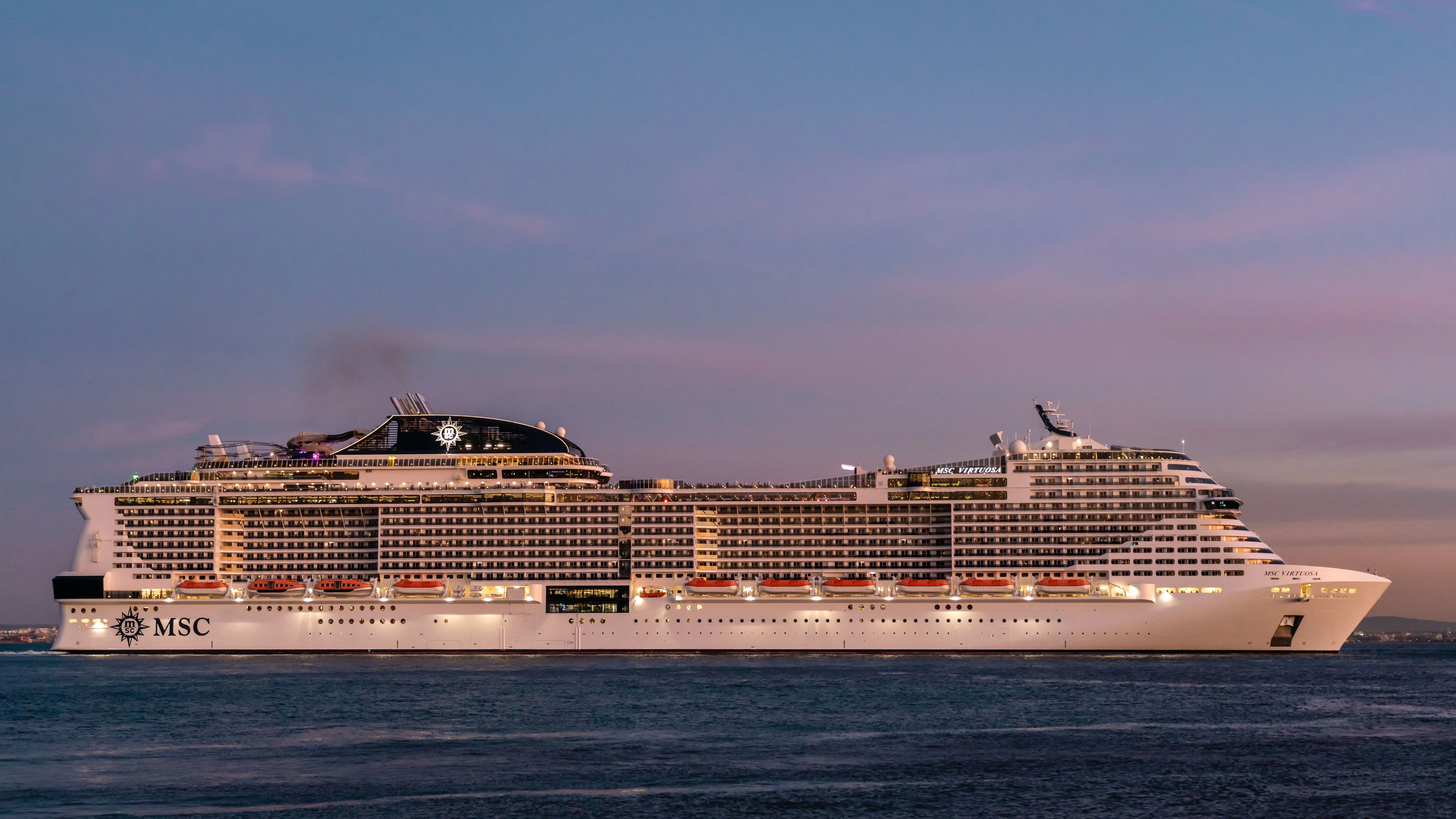 Das Kreuzfahrtschiff MSC Virtuosa im Jahr 2022, wie es aus dem Hafen von Lissabon ausläuft.