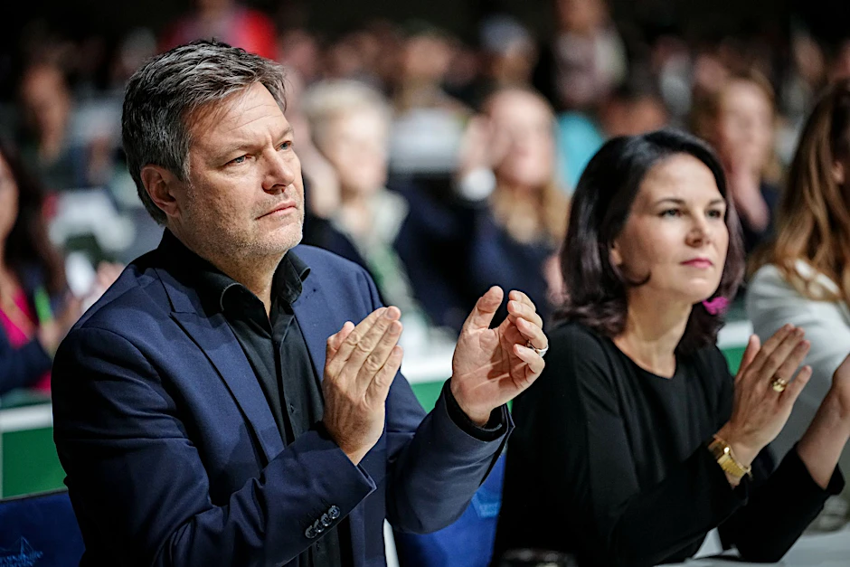 Auch Wirtschaftsminister Robert Habeck und Außenministerin Annalena Baerbock sind zu einem Parteitag gekommen. Sie sind unter Journalisten ziemlich beliebt, behauptet unsere Autorin.