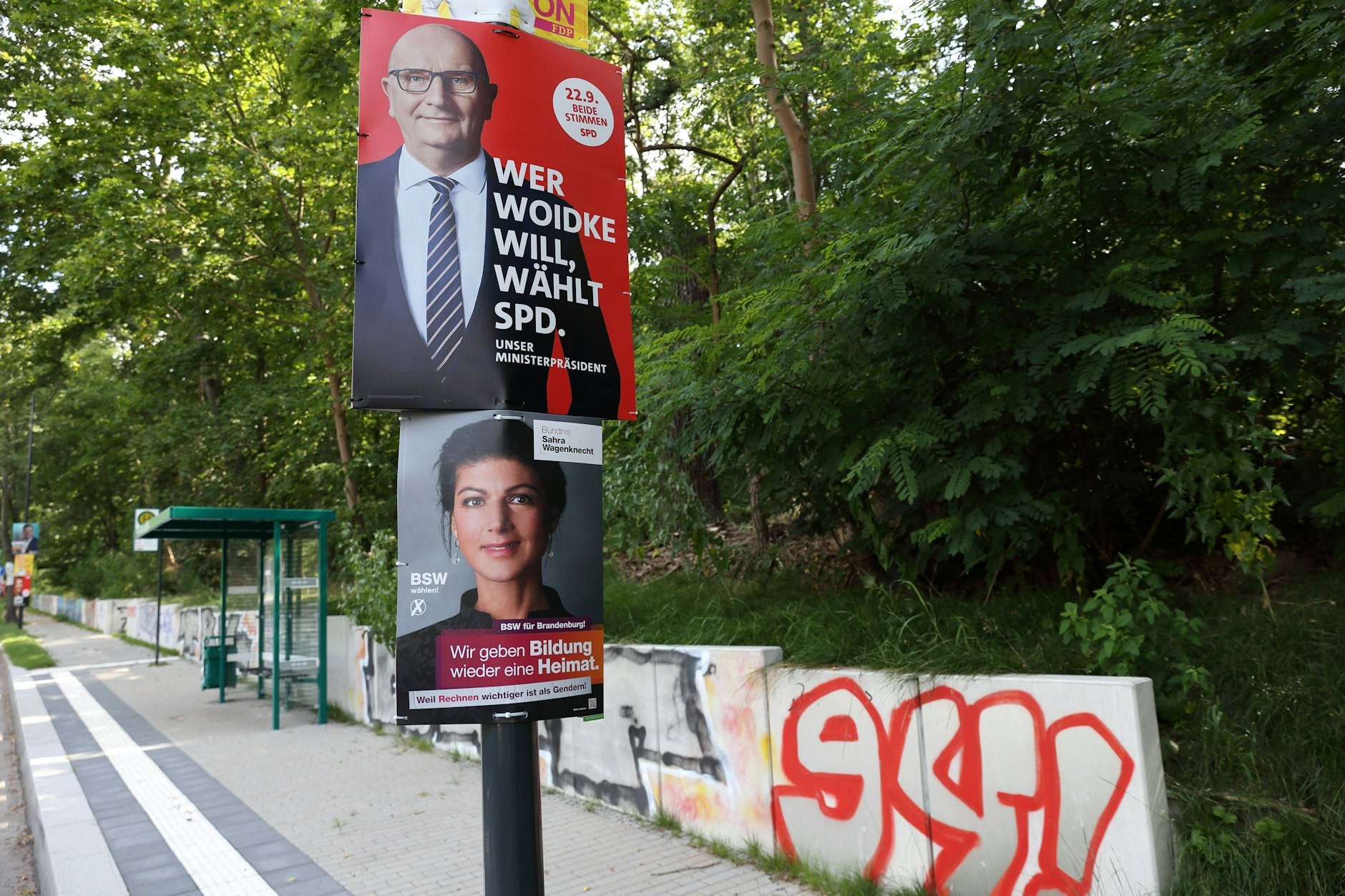 Dietmar Woidke (SPD) und Sahra Wagenknecht: Ihre Plakate hingen im Vorfeld der Landtagswahlen in Brandenburg oft übereinander. Nun müssen Sozialdemokraten und BSW ein Bündnis gegen die erstarkte AfD bilden. 