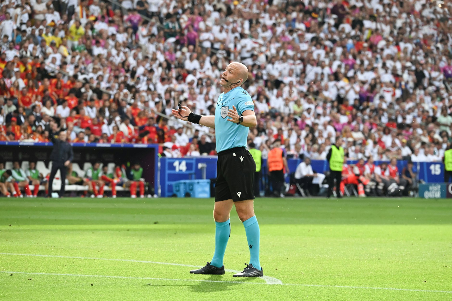 Schiedsrichter Anthony Taylor sorgte für den Hand-Skandal bei der EM, Montag pfeift er wieder ein Länderspiel.