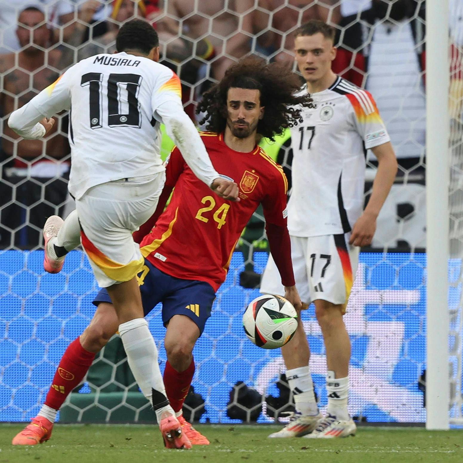 EM-Viertelfinale: Spaniens Cucurella stoppt Musialas Schuss mit der Hand - kein Elfer sagte Schiri Taylor.