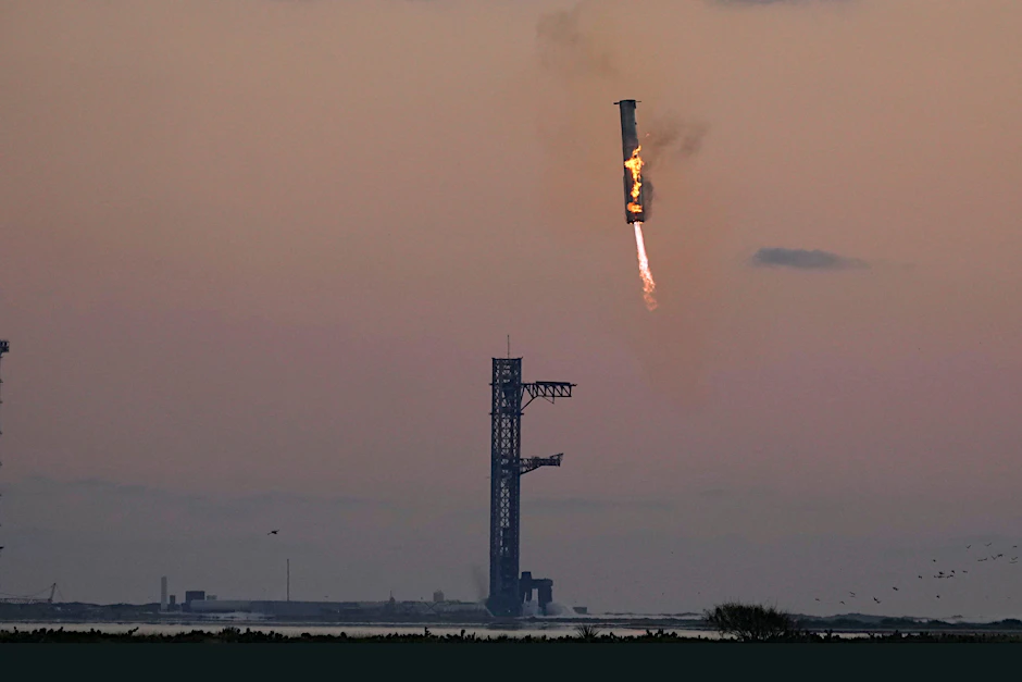 Der Mega-Raketenbooster von SpaceX kehrt zur Startrampe zurück.&nbsp;