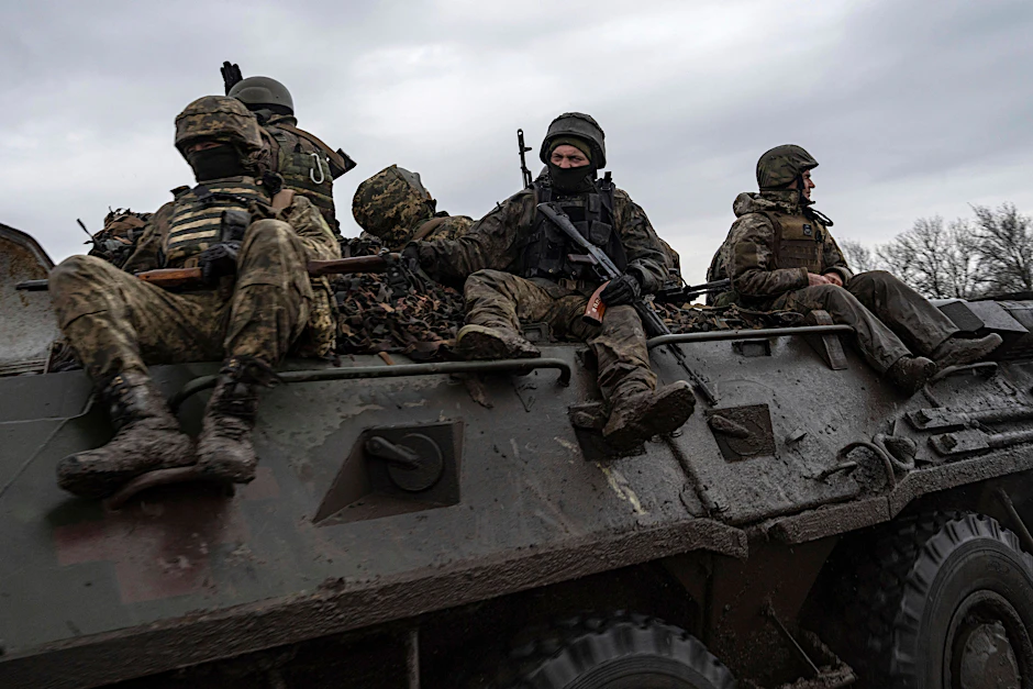Ukraine, Wuhledar: Ukrainische Soldaten fahren mit einem Schützenpanzer in Richtung Frontlinie.
