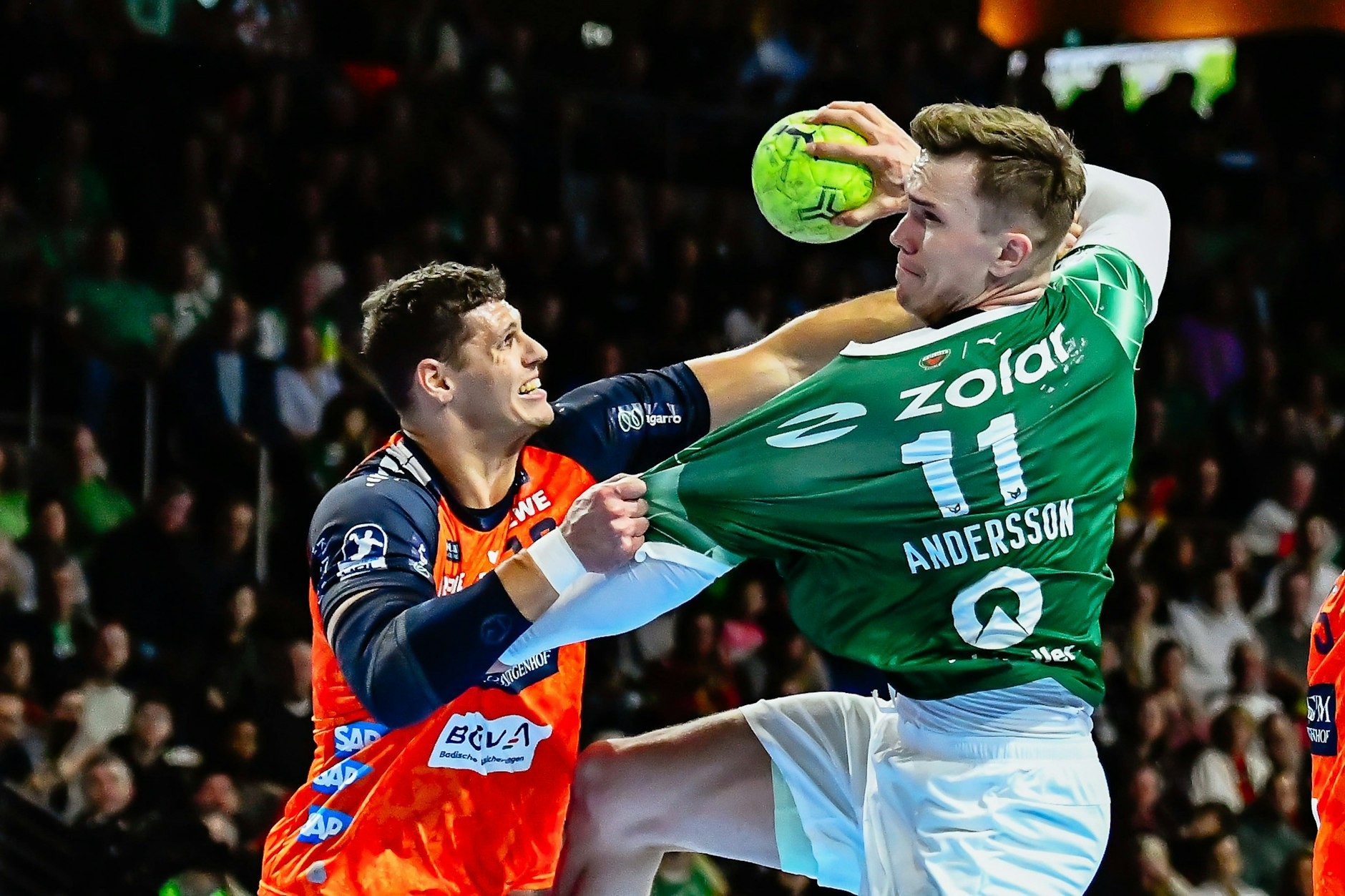 Der Löwe Sebastian Heymann kann den Fuchs Lasse Bredekjær Andersson nicht stoppen.&nbsp;