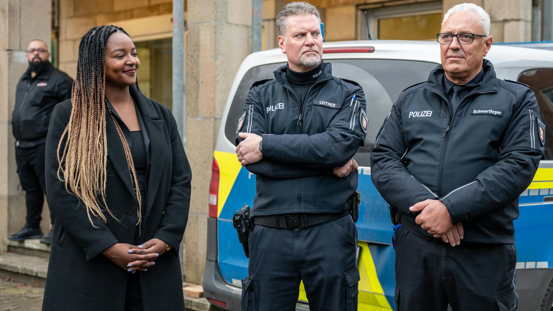 Integrationsministerin Aminata Touré (Grüne) informiert sich bei einem Rundgang über die eröffnete Erstaufnahmeeinrichtung für Flüchtlinge in Kiel.