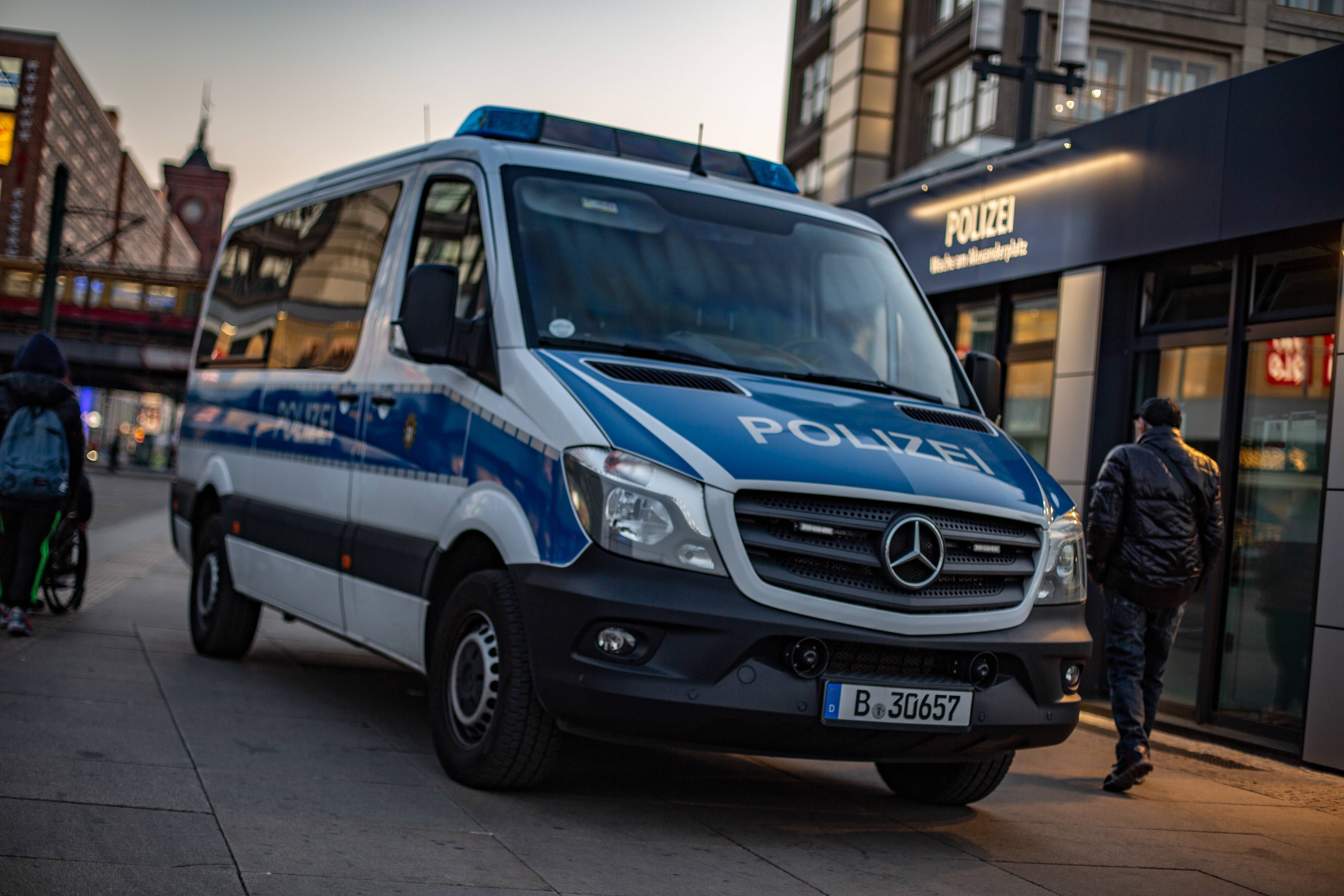 Polizeibus verunglückt: Mehrere Berliner Polizisten verletzt!